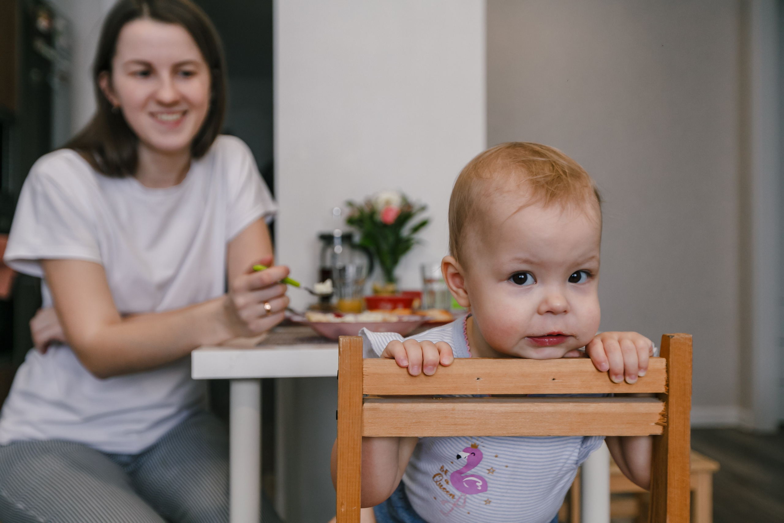 Mamá, papá e hija preparando juntos el desayuno en casa. Fotógrafo de retrato, familia y reportajes en Valencia | España | Europa Vitalii Lumier