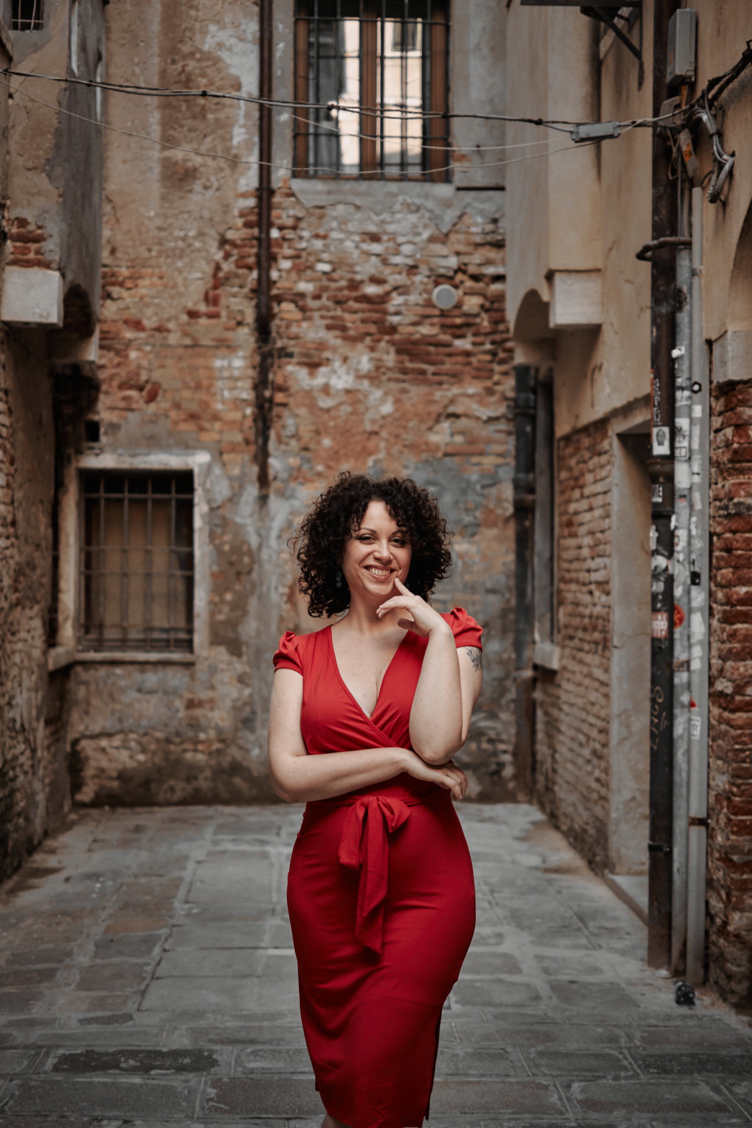 Atmospheric photoshoot in Venice with italian girl with red dress. Photographer in Venice, Italy. Yana Zotova