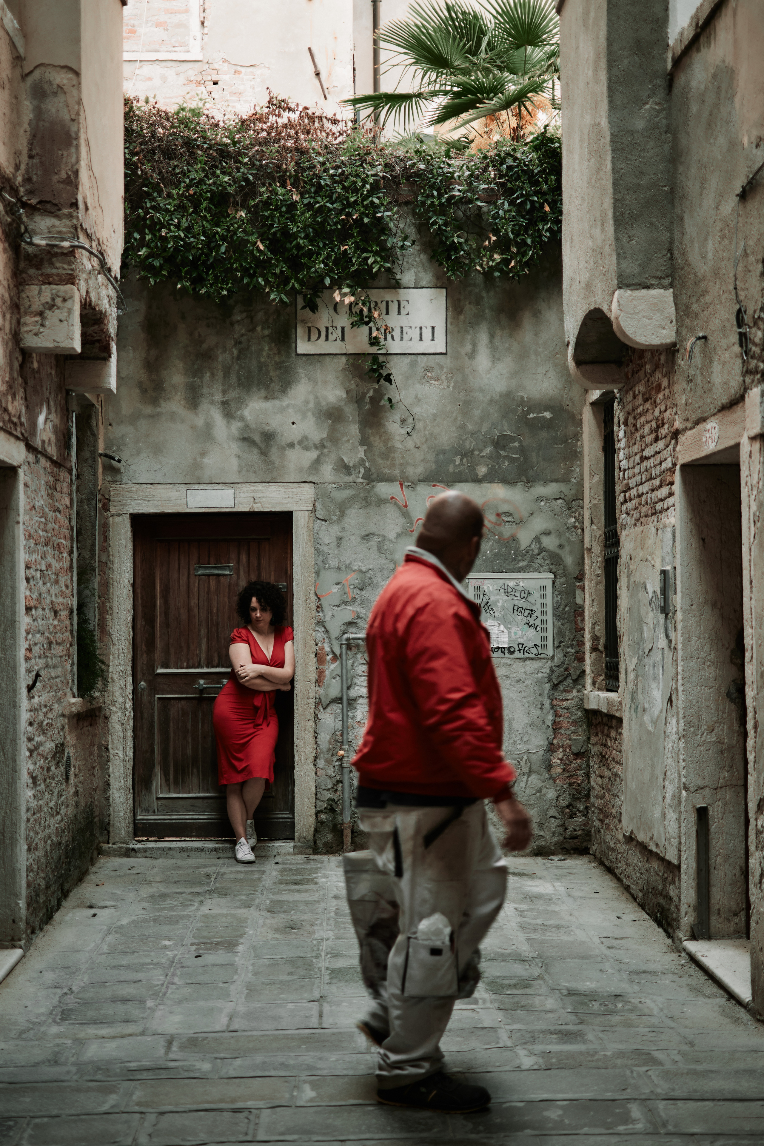 Atmospheric photoshoot in Venice with italian girl with red dress. Photographer in Venice, Italy. Yana Zotova