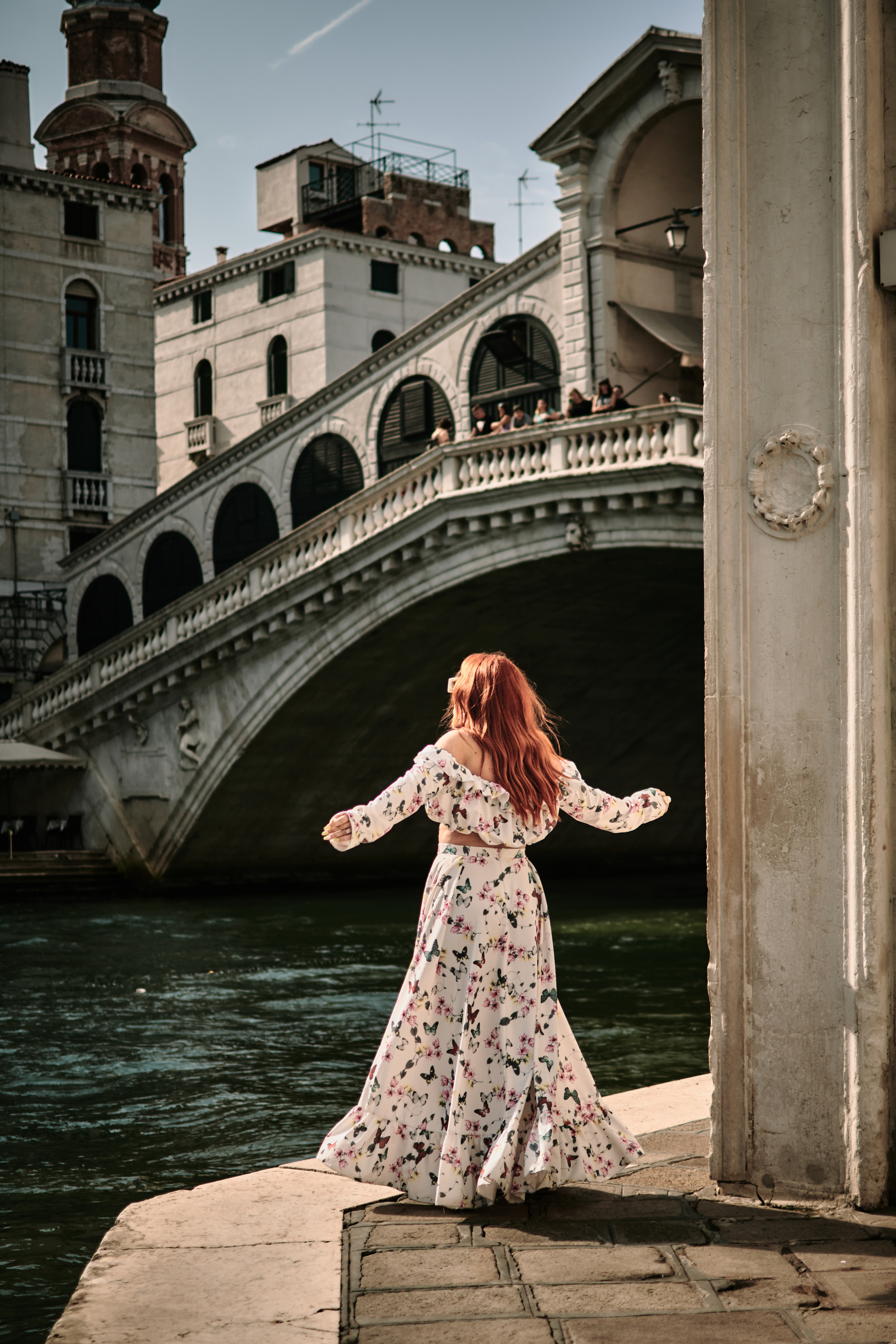 Blogger woman portrait photoshoot in Venice, Italy. Photographer in Venice, Italy. Yana Zotova