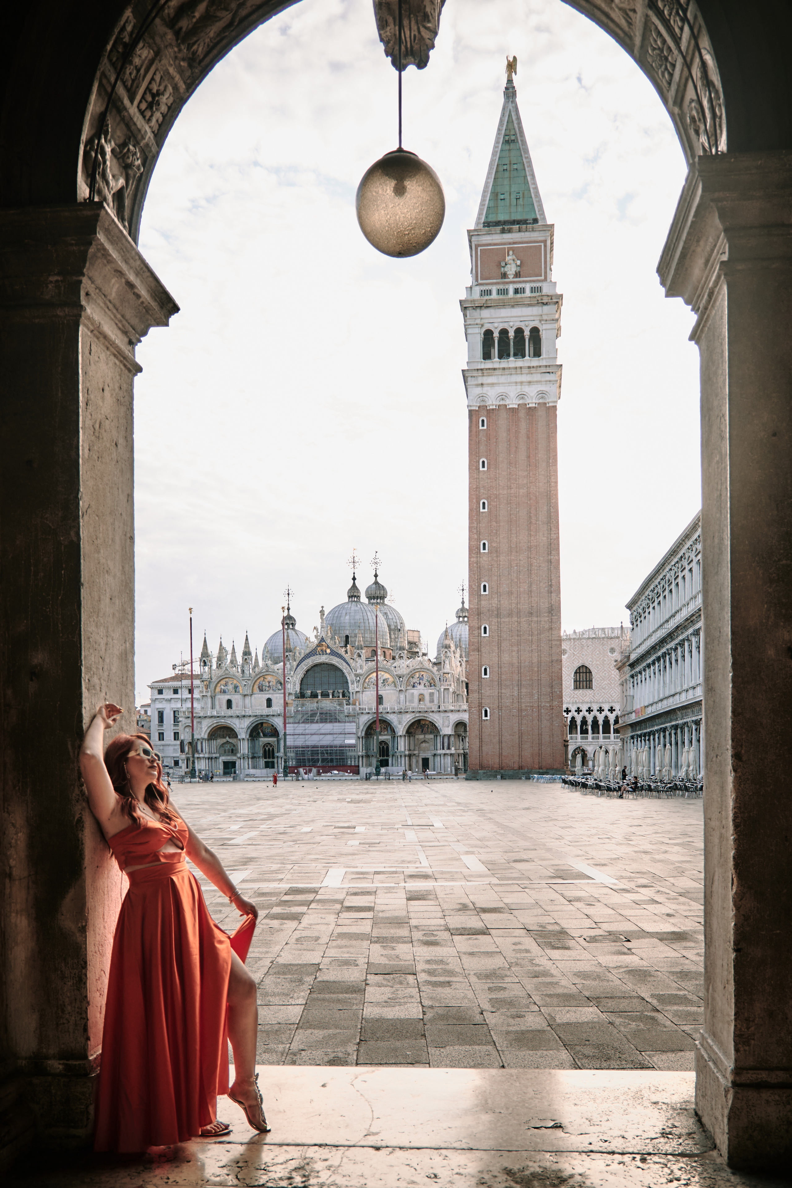 Blogger woman portrait photoshoot in Venice, Italy. Photographer in Venice, Italy. Yana Zotova