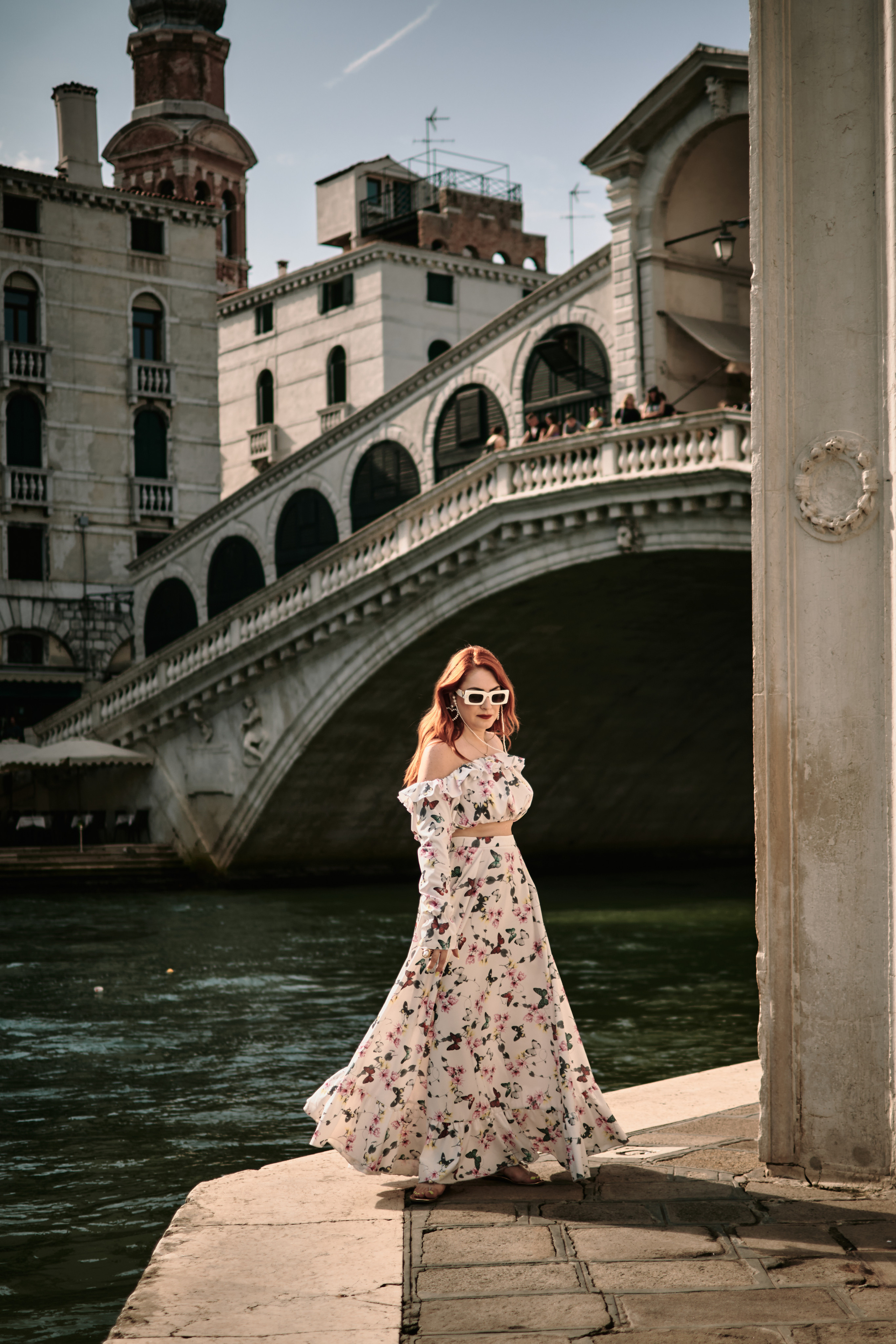 Blogger woman portrait photoshoot in Venice, Italy. Photographer in Venice, Italy. Yana Zotova