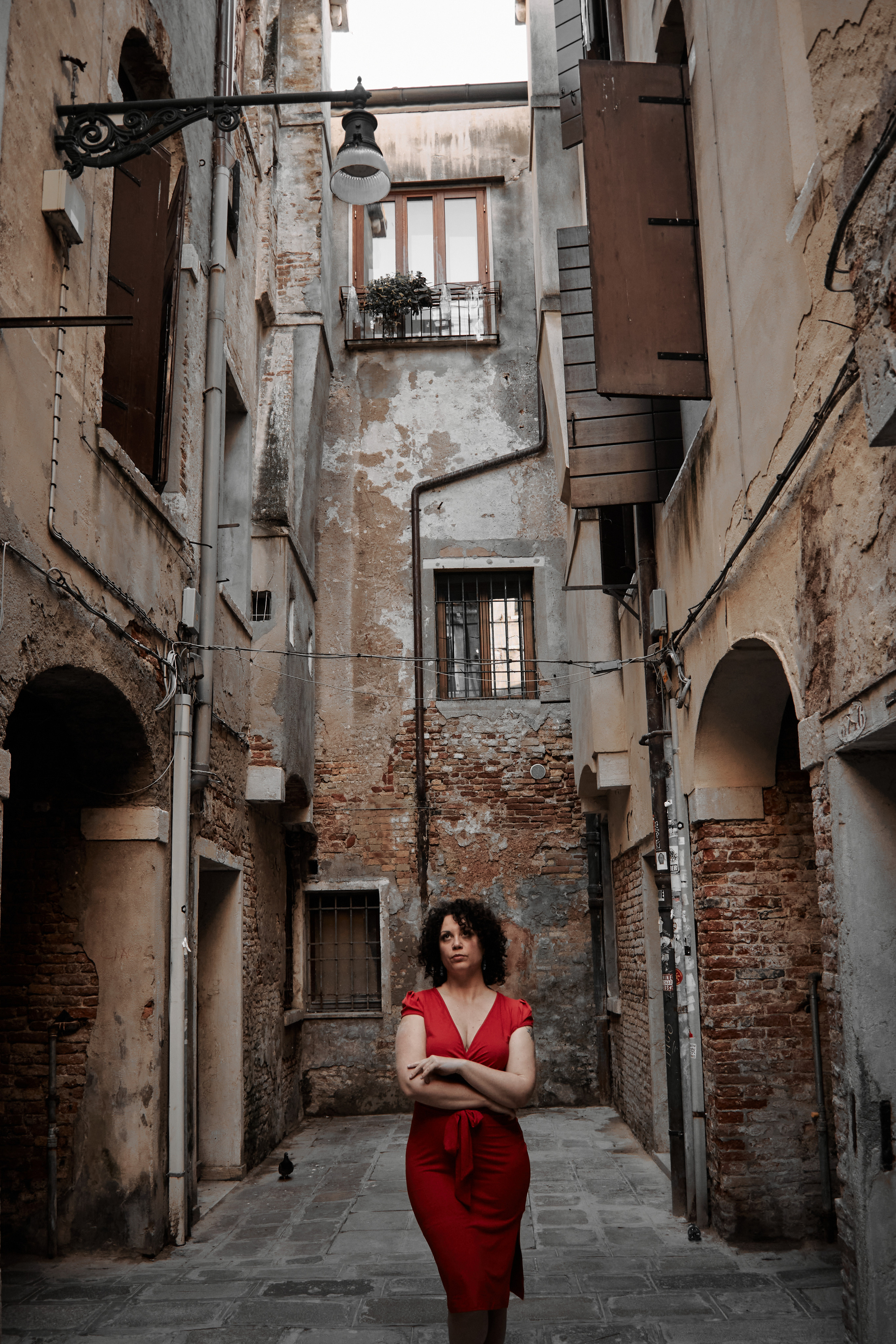 Atmospheric photoshoot in Venice with italian girl with red dress. Photographer in Venice, Italy. Yana Zotova