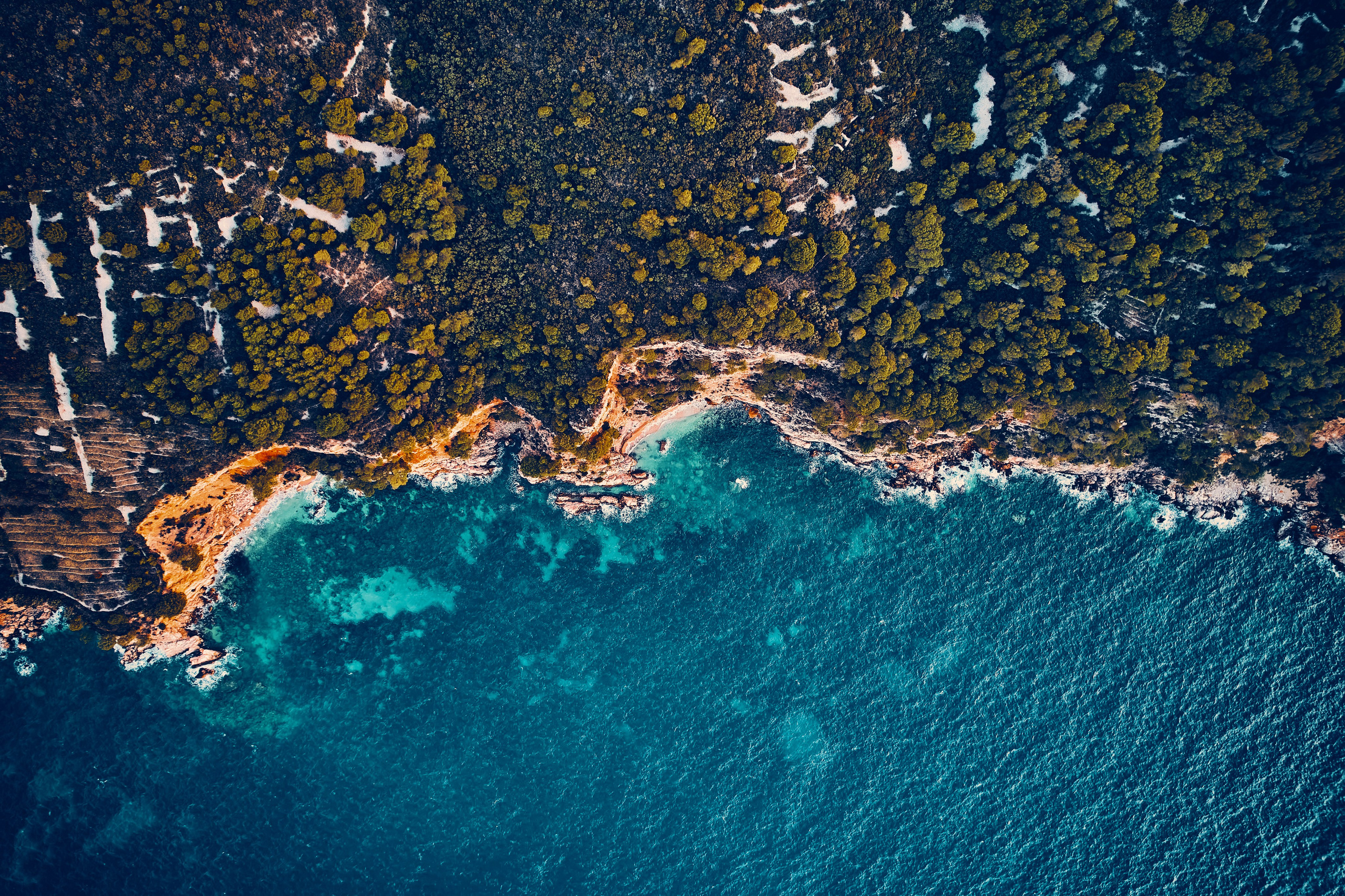 Andriej Szypiłow - fotografia i wideografia - Widok z lotu ptaka na zachód słońca w Komiży - na zachodnim brzegu pięknej i malowniczej wyspy Vis