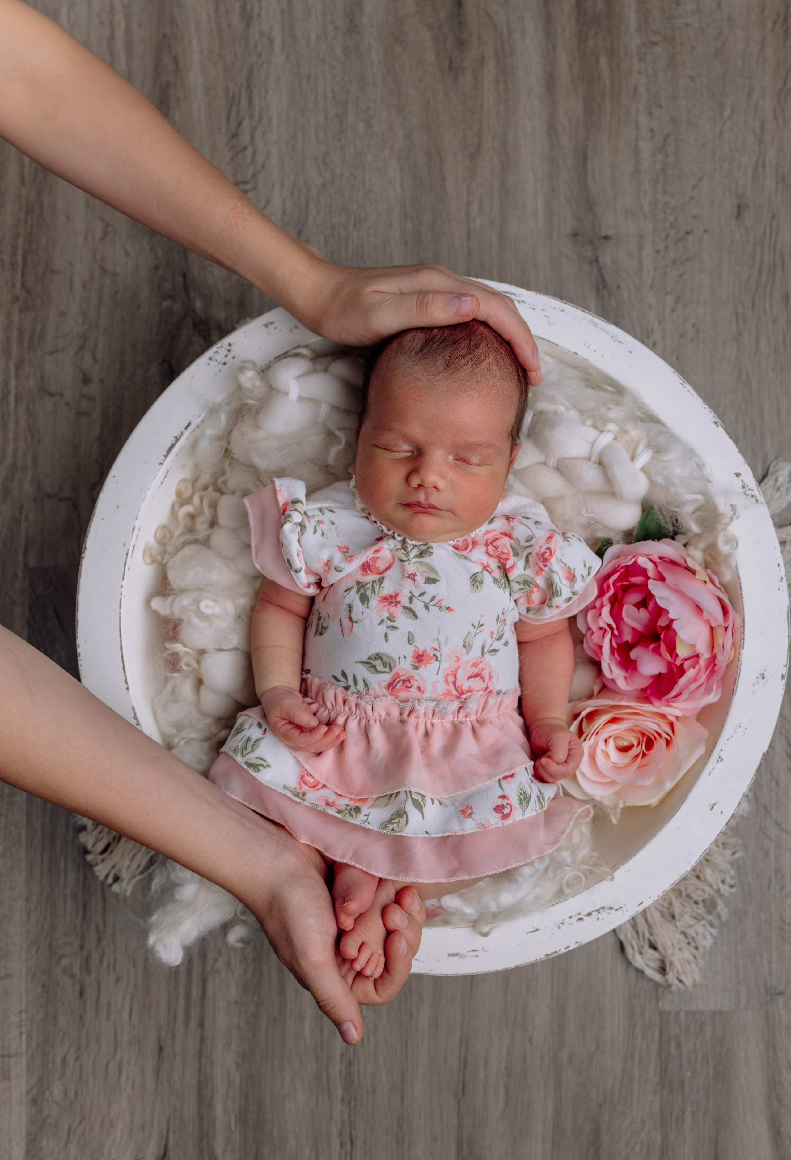 Neugeborenes schläft auf weicher Decke – ruhiger Moment beim Familienshooting Dachau.