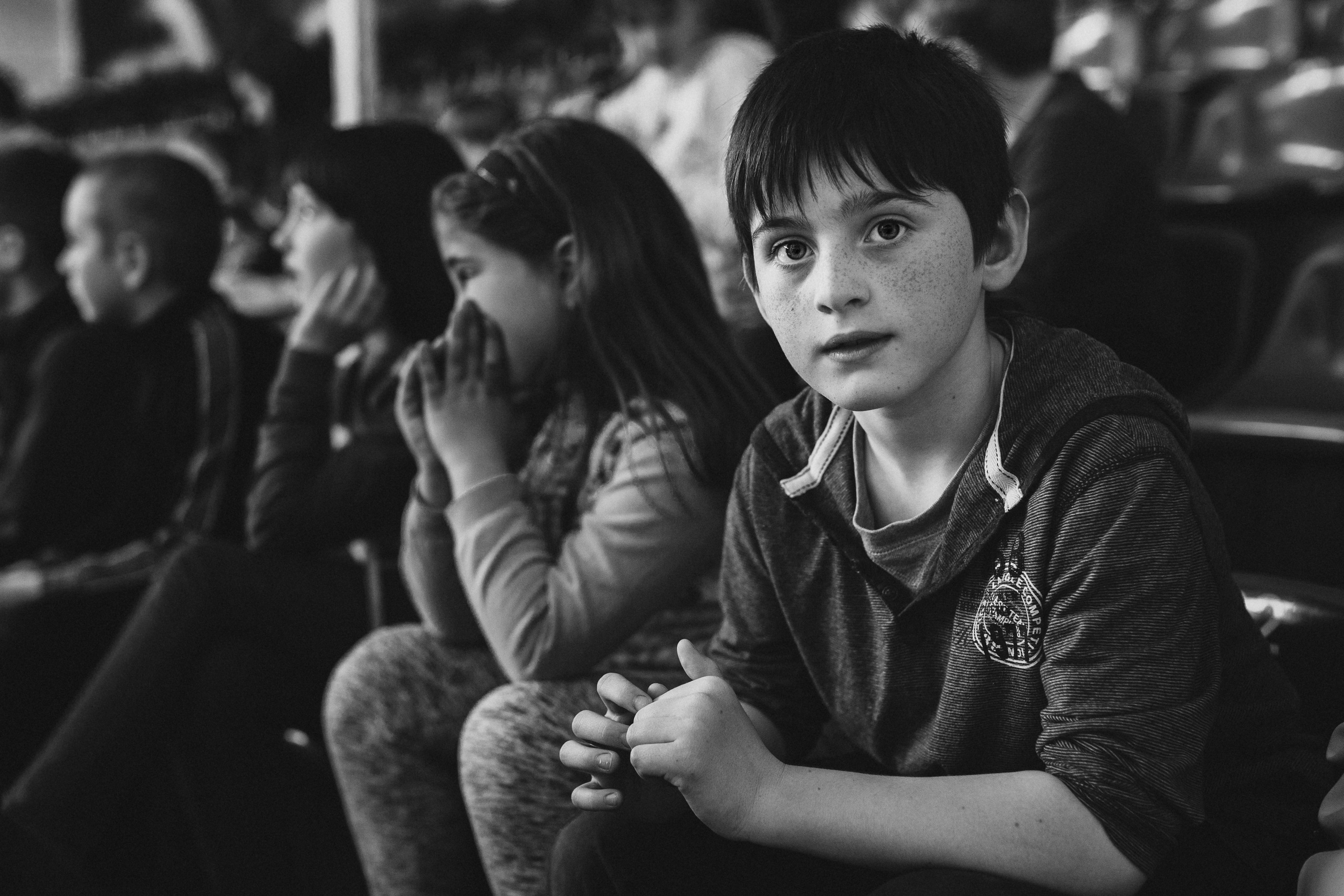 чёрно-белая  социальная фотография  «Доброе сердце» портрет мальчика смотрящего в камеру 