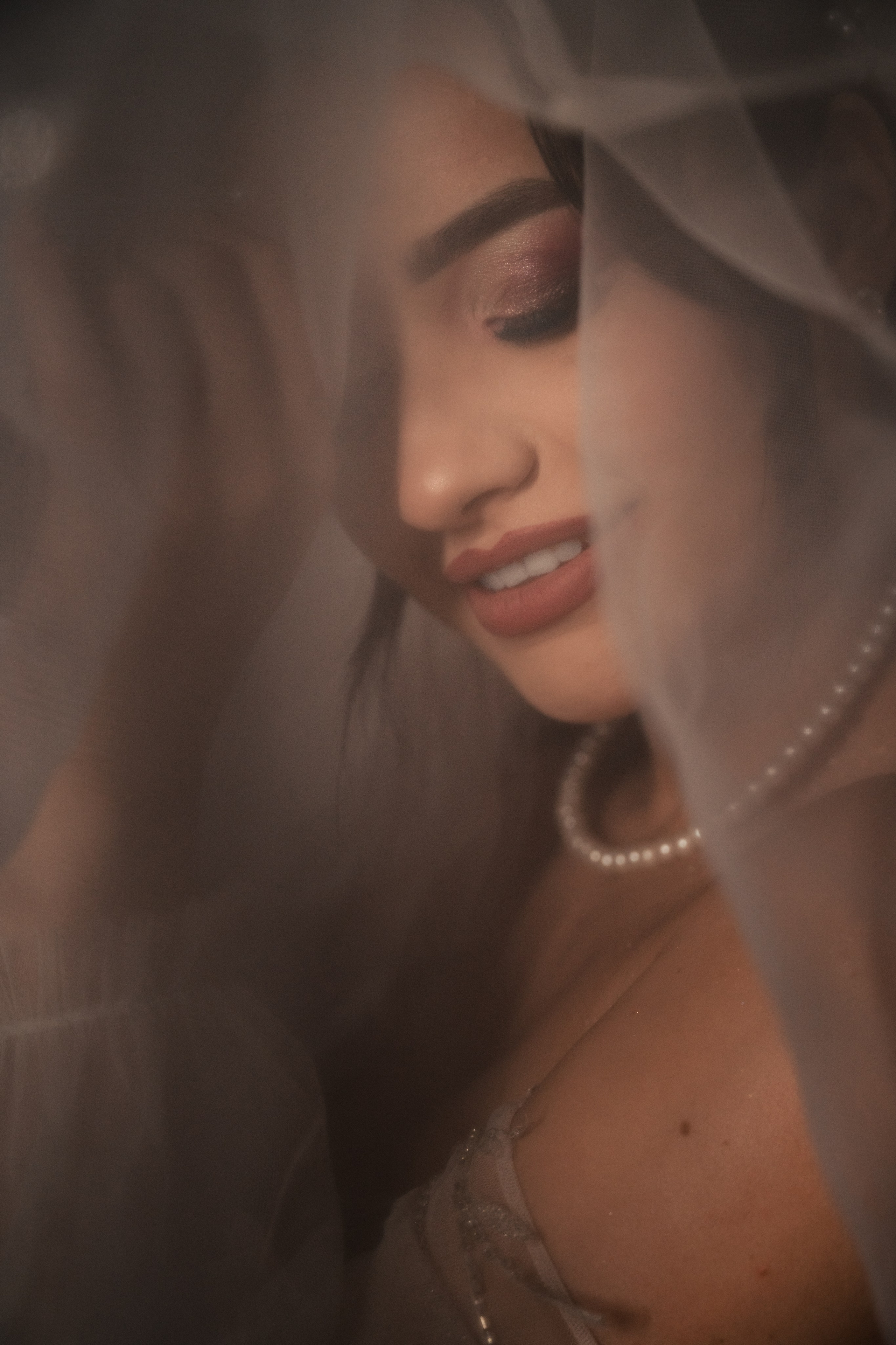 mireasă elegantă în lumină caldă – fotografie de nuntă artistică Belgia