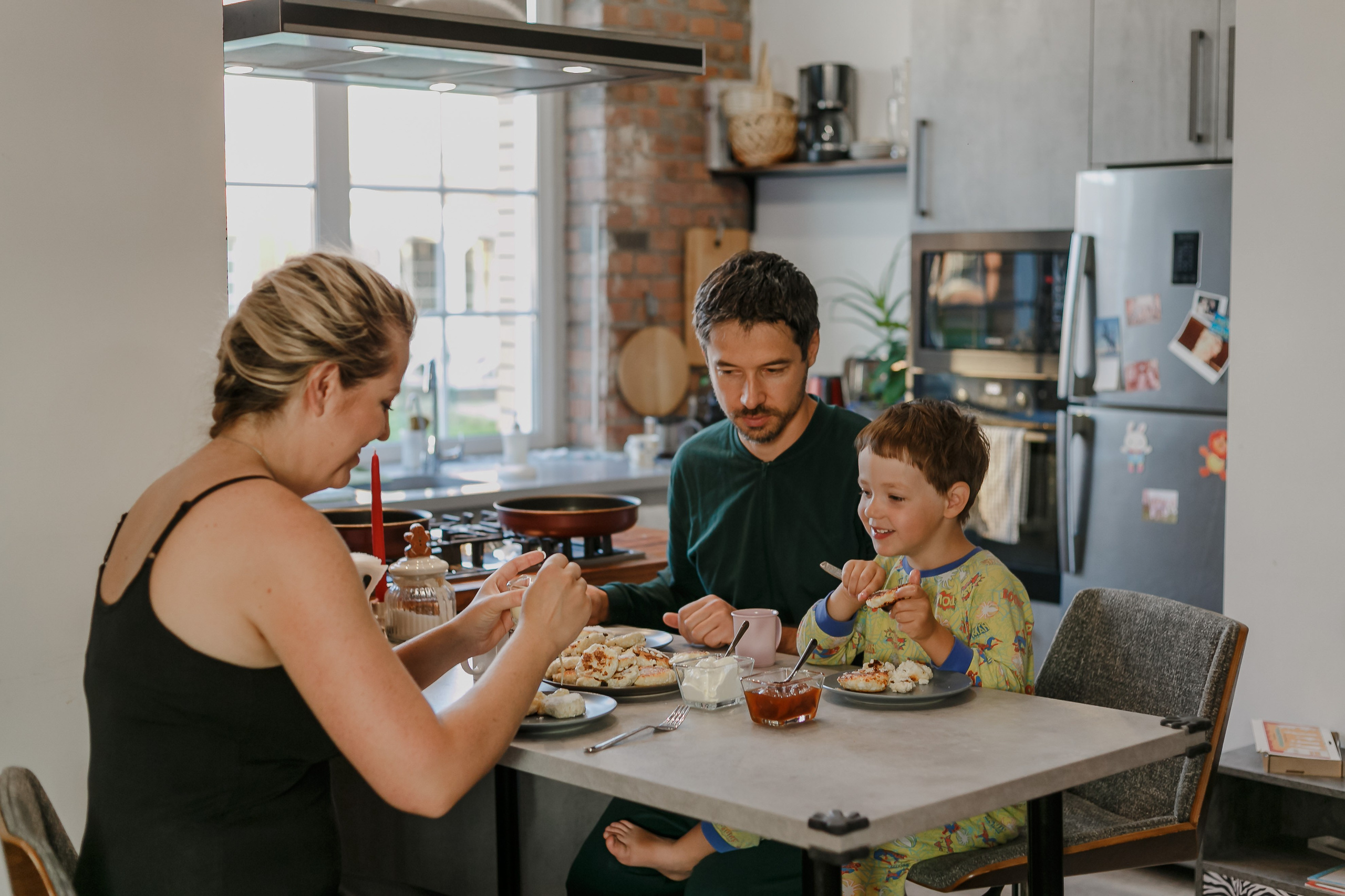 toda la familia desayuna en la casa grande 