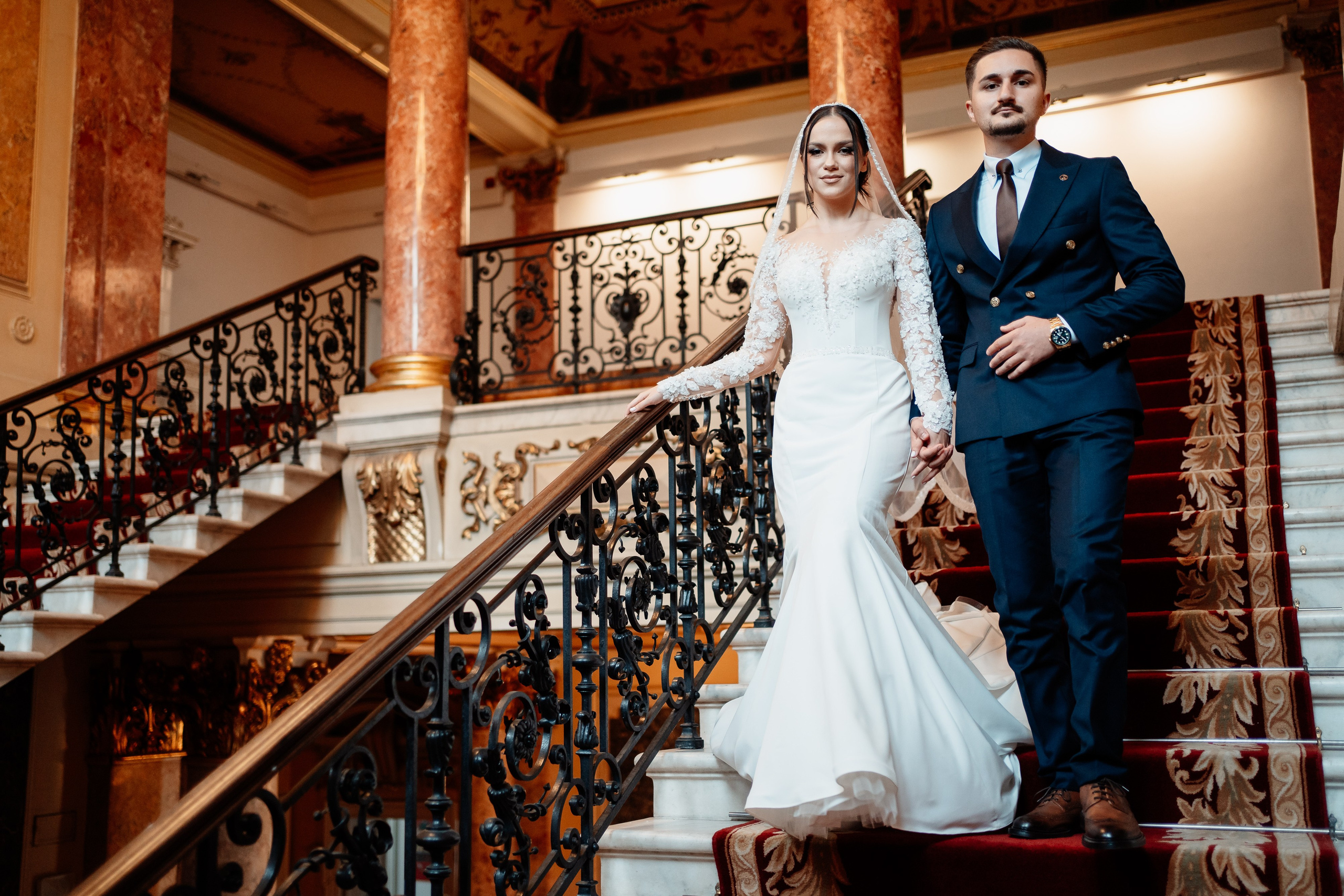 Moment emoționant între miri în ziua nunții, surprins într-un cadru natural și romantic, la Reina Events. Fotografie de nuntă profesională, editată artistic pentru a evidenția emoția și eleganța evenimentului.