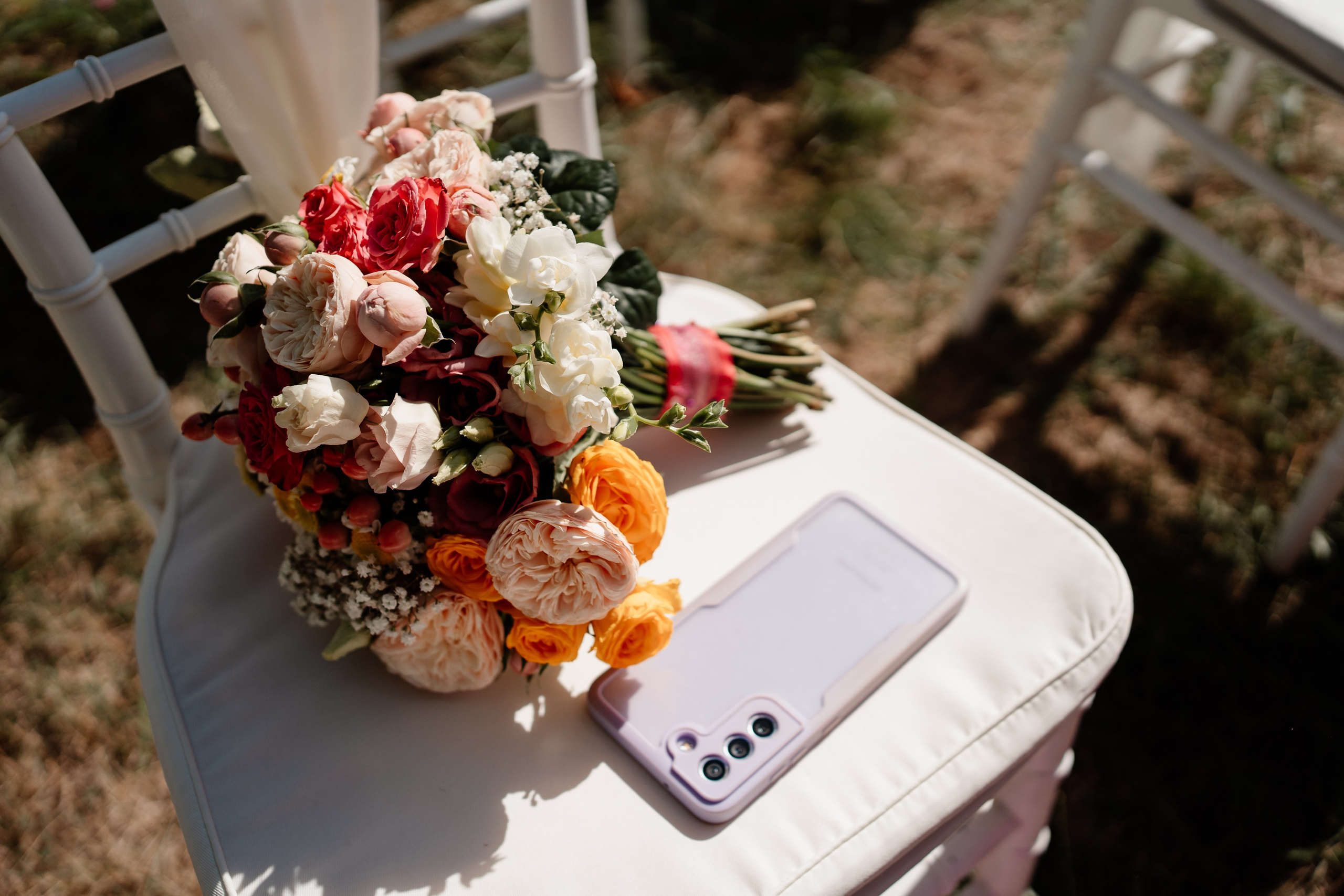 Miri fericiți în fața oficiului stării civile din Ploiesti, celebrând începutul unei noi vieți împreună. Fotografie de cununie civilă, capturând naturalețea și bucuria momentului special.