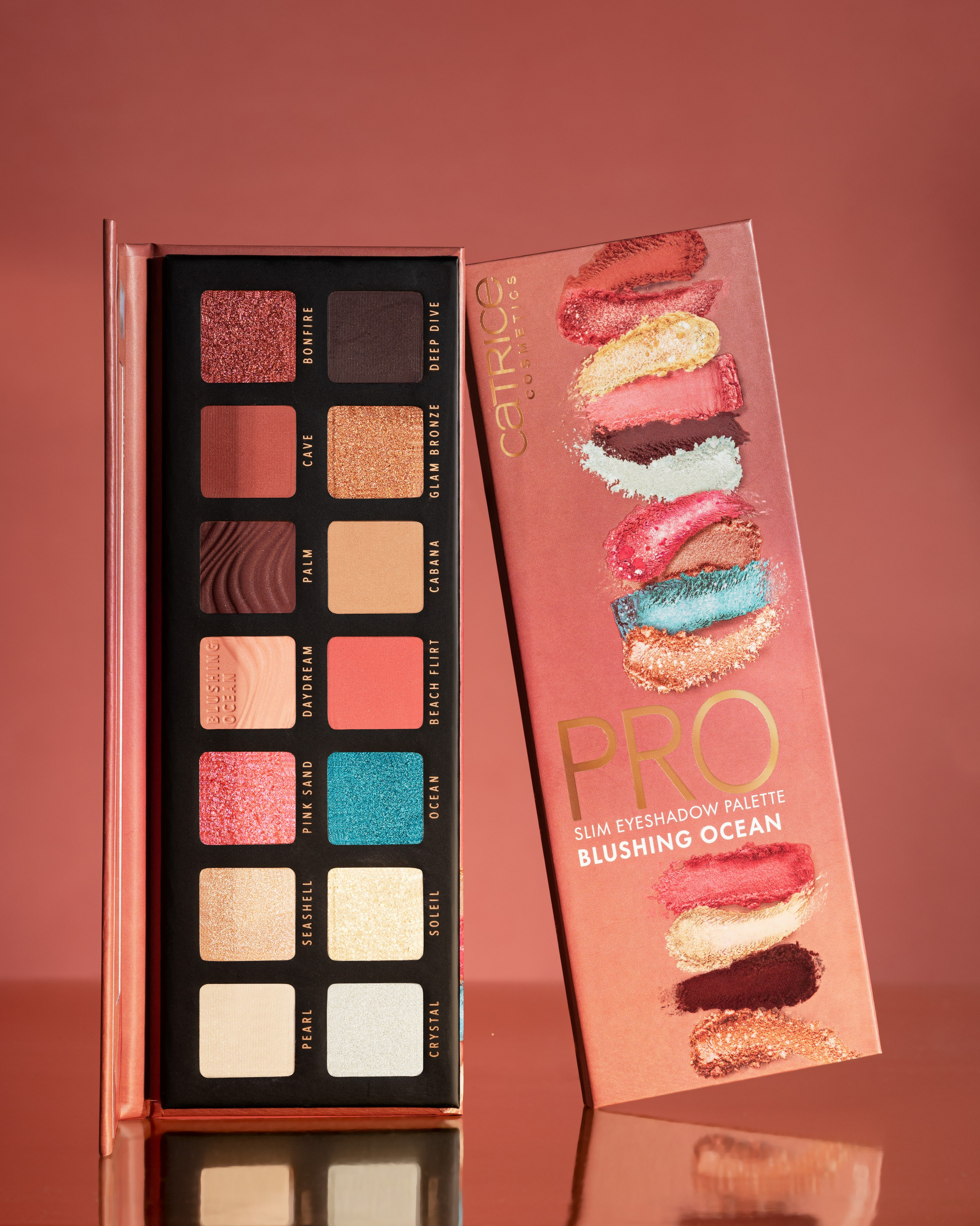 Werbefotografie einer Lidschatten-Palette, kreative Produktaufnahme zeigt Farben und Texturen, professionelle Studio-Produktfotografie