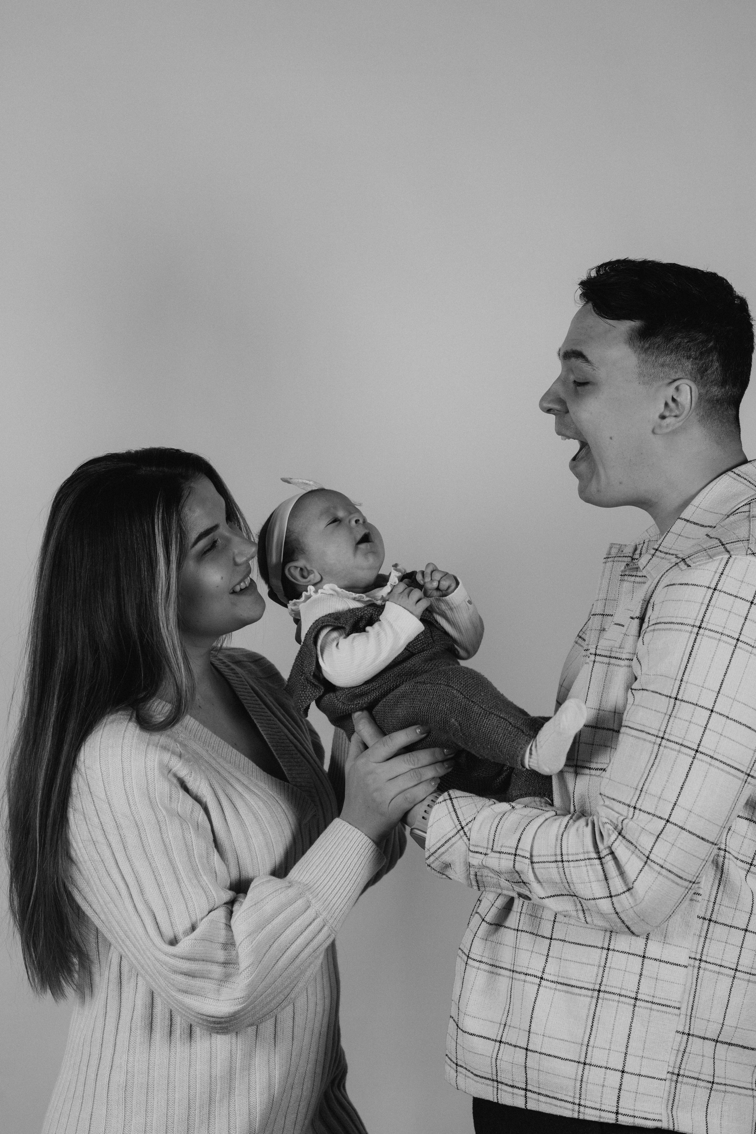 Family, bnw, photoshoot. Wedding and portrait photographer in Helsinki Vickan O