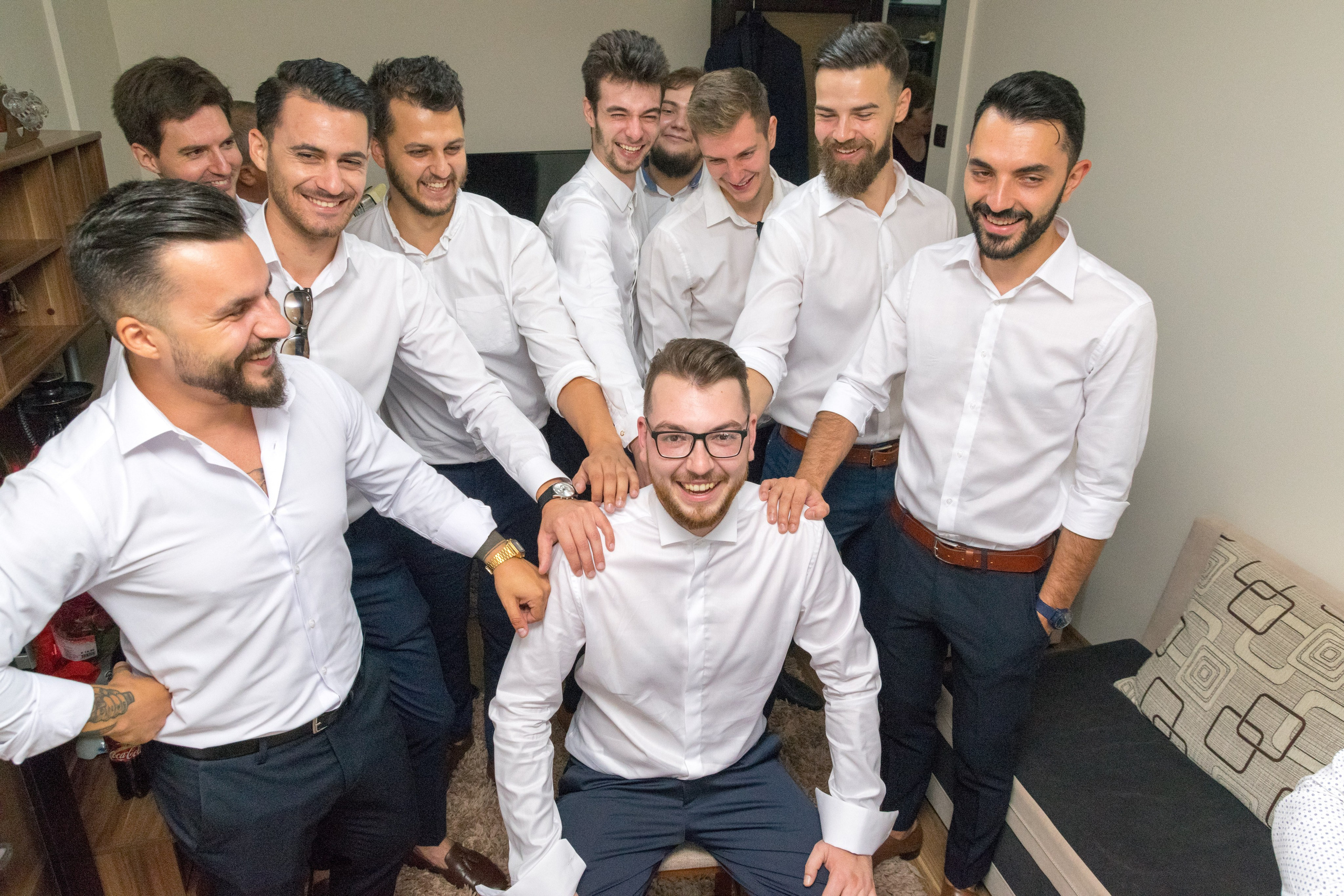 Sedinta foto acasa, fotografii de nunta, fotograf de nunta bucuresti, fotografii nunta acasa, pozing mireasa, obiceiuri, fotografie profesionala nunta, pregatiri mire, cavalerii de onoare