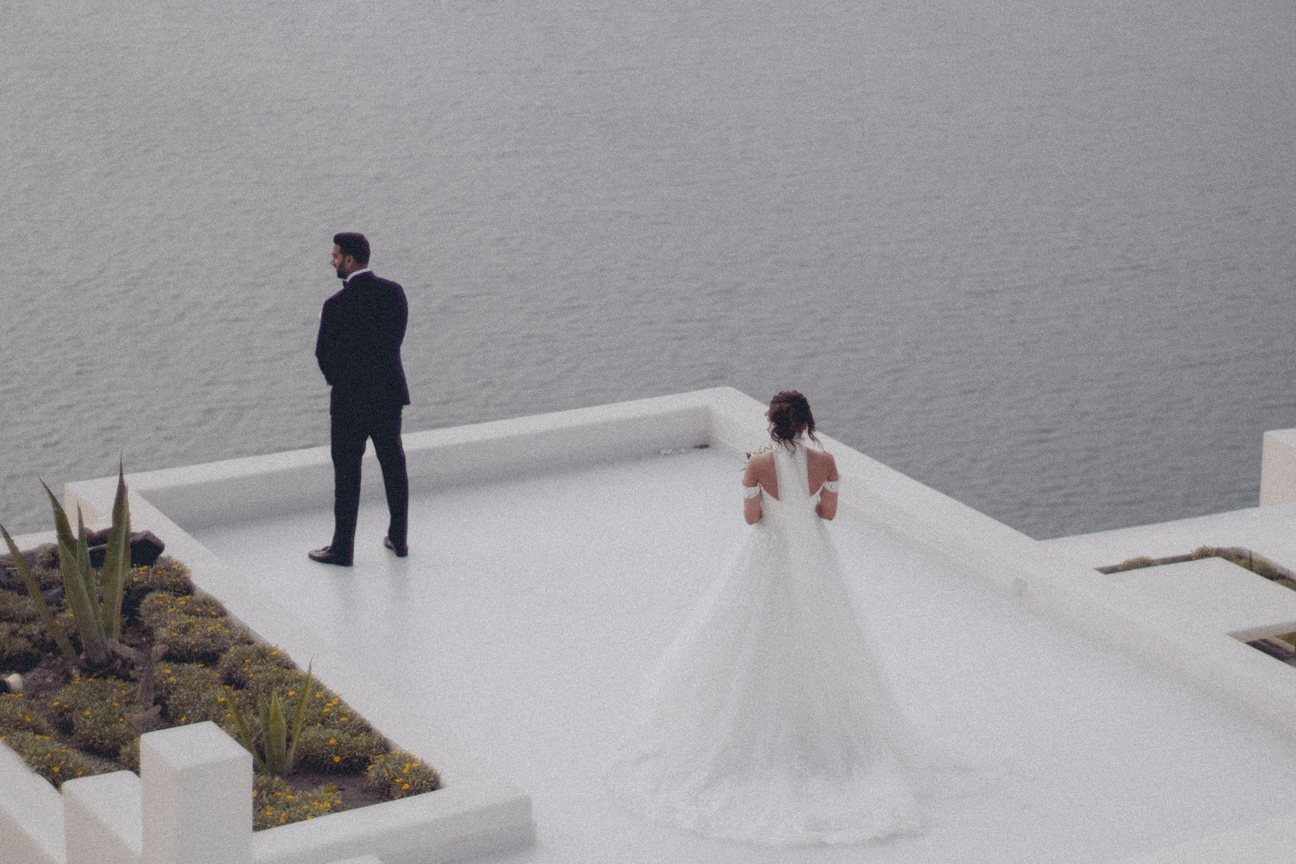 Fahid and Seher in Santorini. Photographer in Greece Kristina