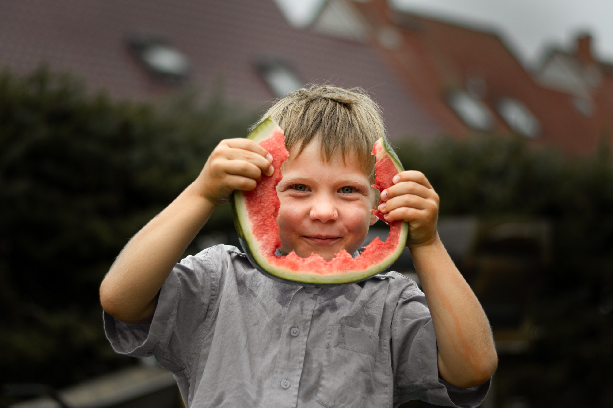 Мальчик с арбузом улыбается в камеру – детский портрет на улице, летняя фотосессия Дрезден