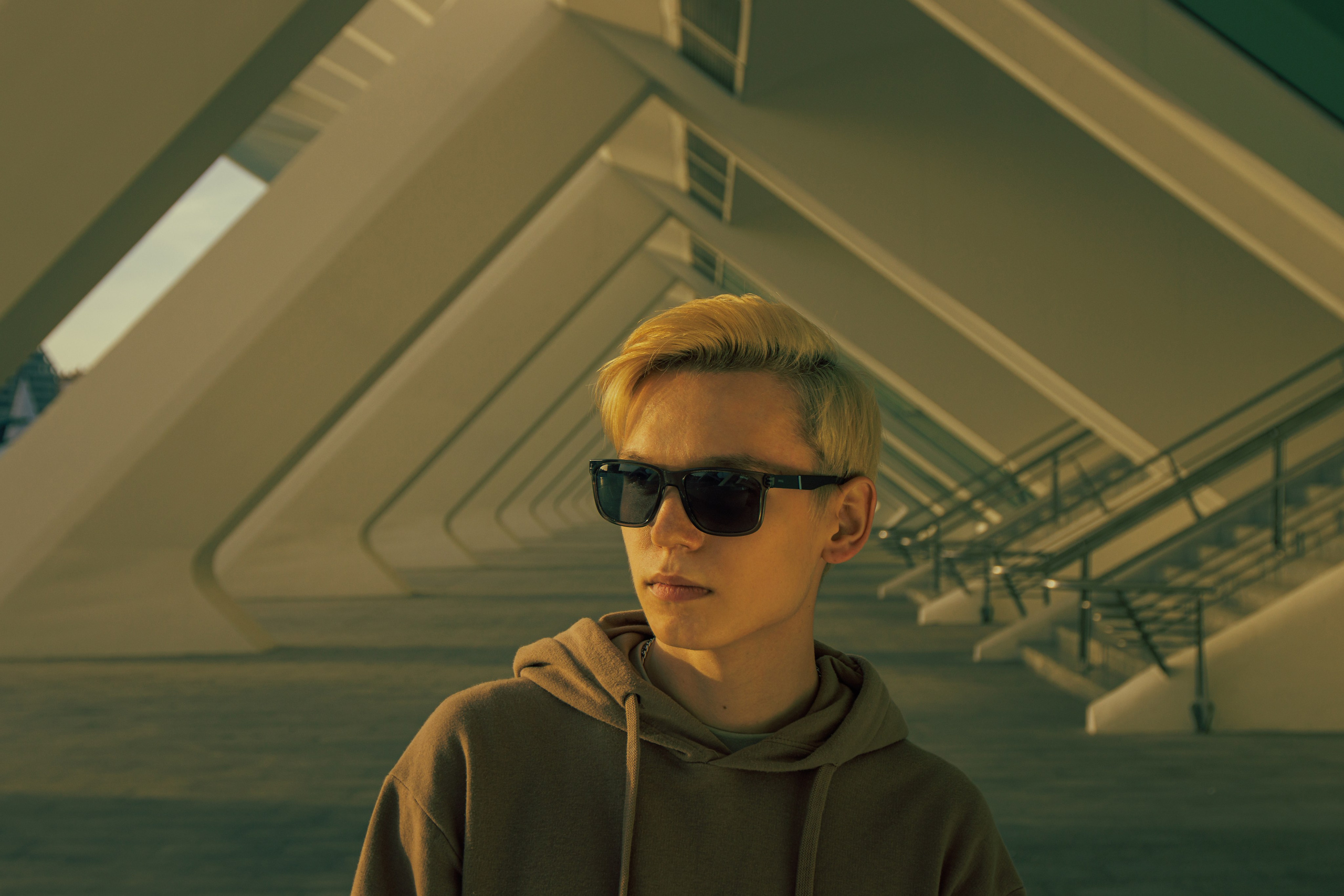 retrato masculino sobre un fondo geométrico