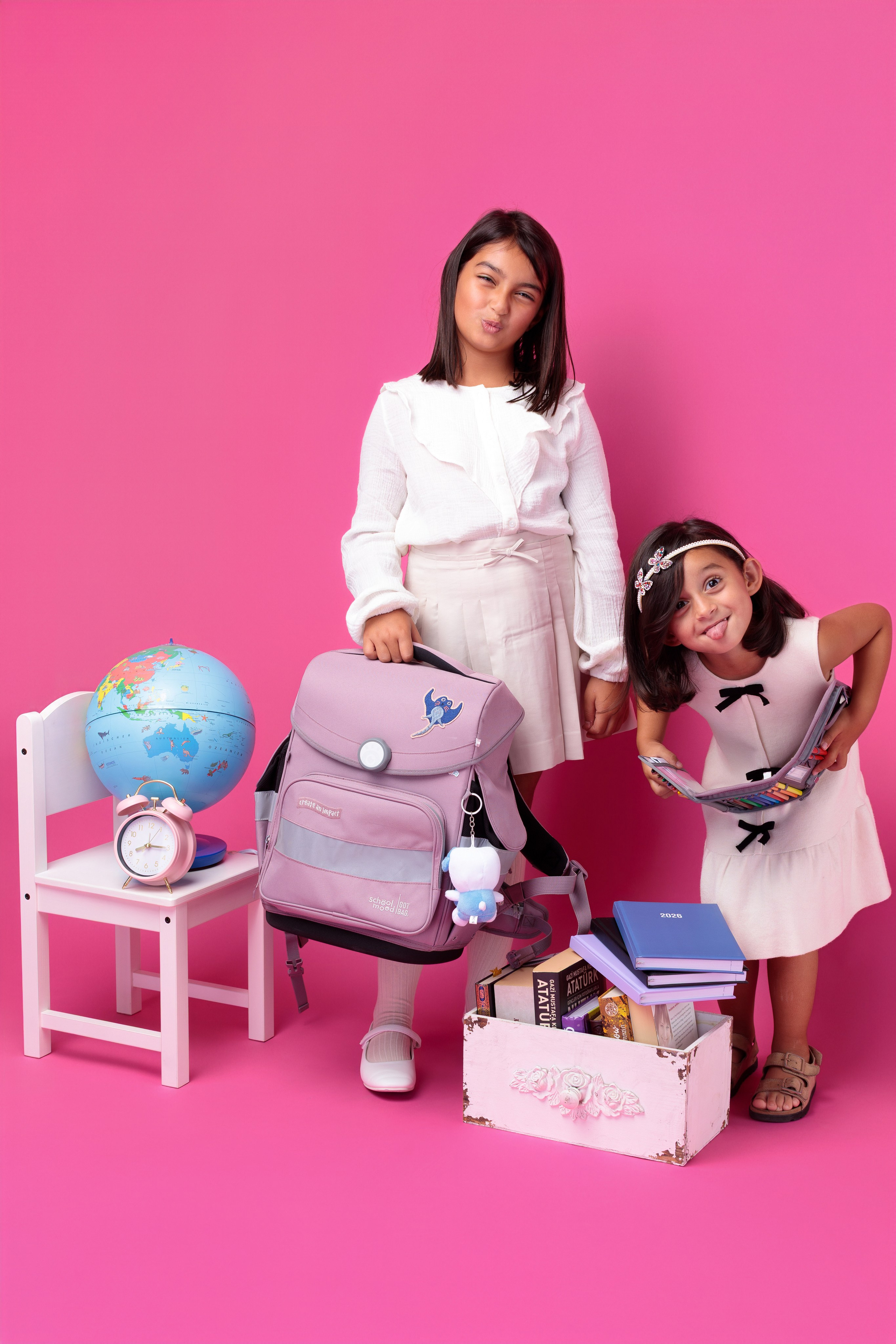 Familienshooting Sinsheim – Vater mit Tochter lachen herzlich im Fotostudio, LAV Fotostudio