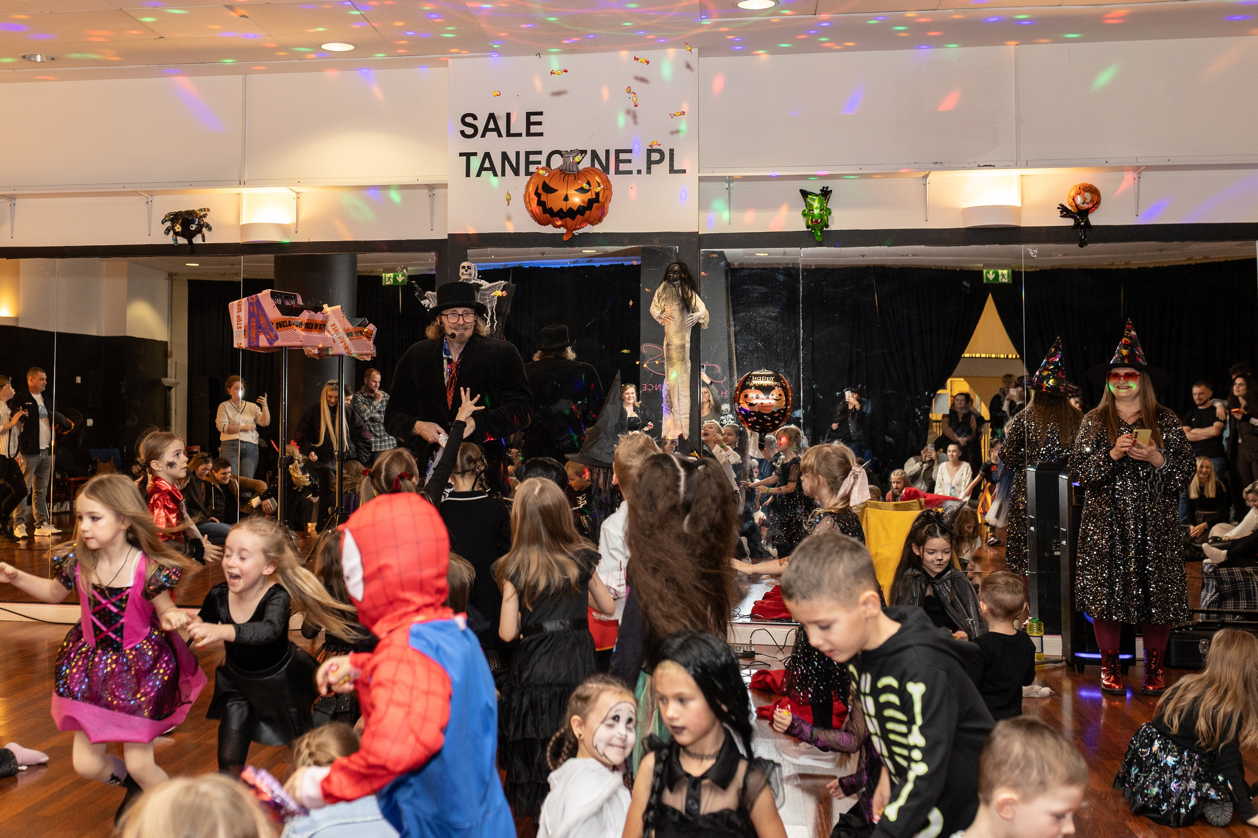 Leo dance studio Helloween 2025. Семейный и детский фотограф в Варшаве Мила Бобровская