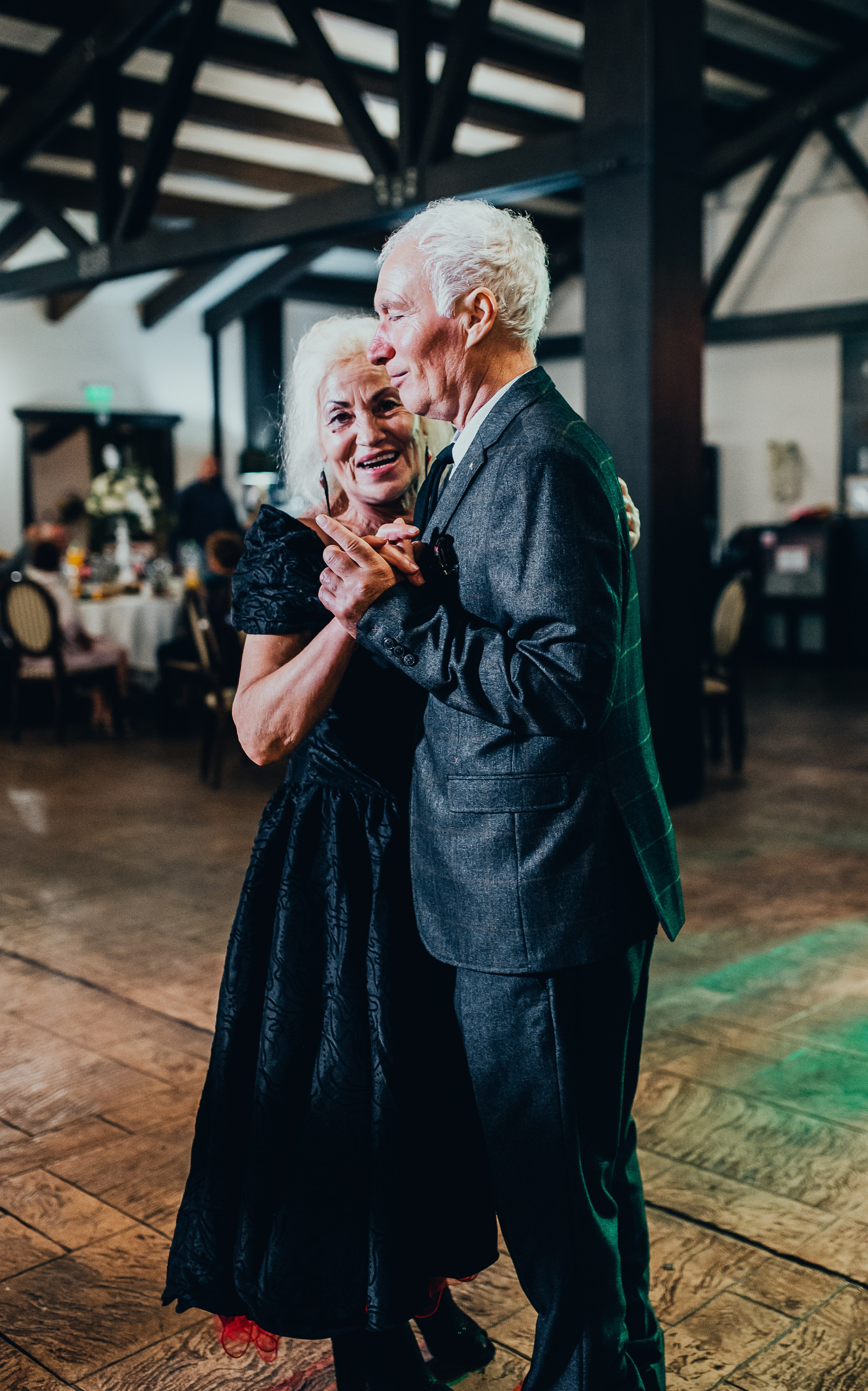 Fotograf profesionist de nuntă. Cu o abordare creativă și tehnici unice, spunem povestea voastră prin imagini pline de iubire și naturalețe. Descoperă arta fotografiei de nuntă . Fotograf Iasi, fotograf de nunta Suceava. Fotografii de nuntă. Pachet fotografii de nuntă. Fotograf Iasi, fotograf Suceava, fotograf Botosani, fotograf Romania. Servicii foto nuntă. Servicii foto-video.