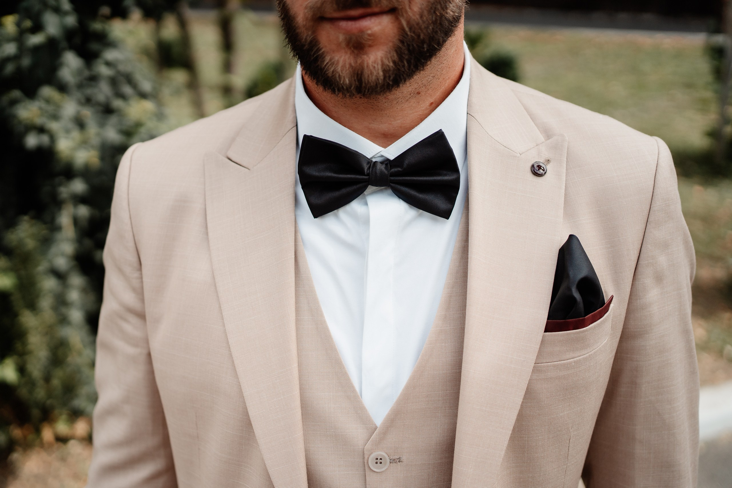 Miri fericiți în fața oficiului stării civile din Bucuresti, Sector 1, celebrând începutul unei noi vieți împreună. Fotografie de cununie civilă, capturând naturalețea și bucuria momentului special.