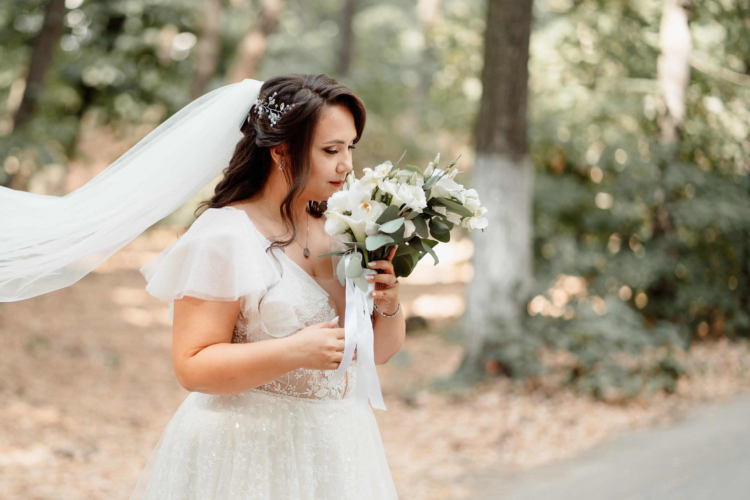 Moment emoționant între miri în ziua nunții, surprins într-un cadru natural și romantic, la Daimon Events. Fotografie de nuntă profesională, editată artistic pentru a evidenția emoția și eleganța evenimentului.