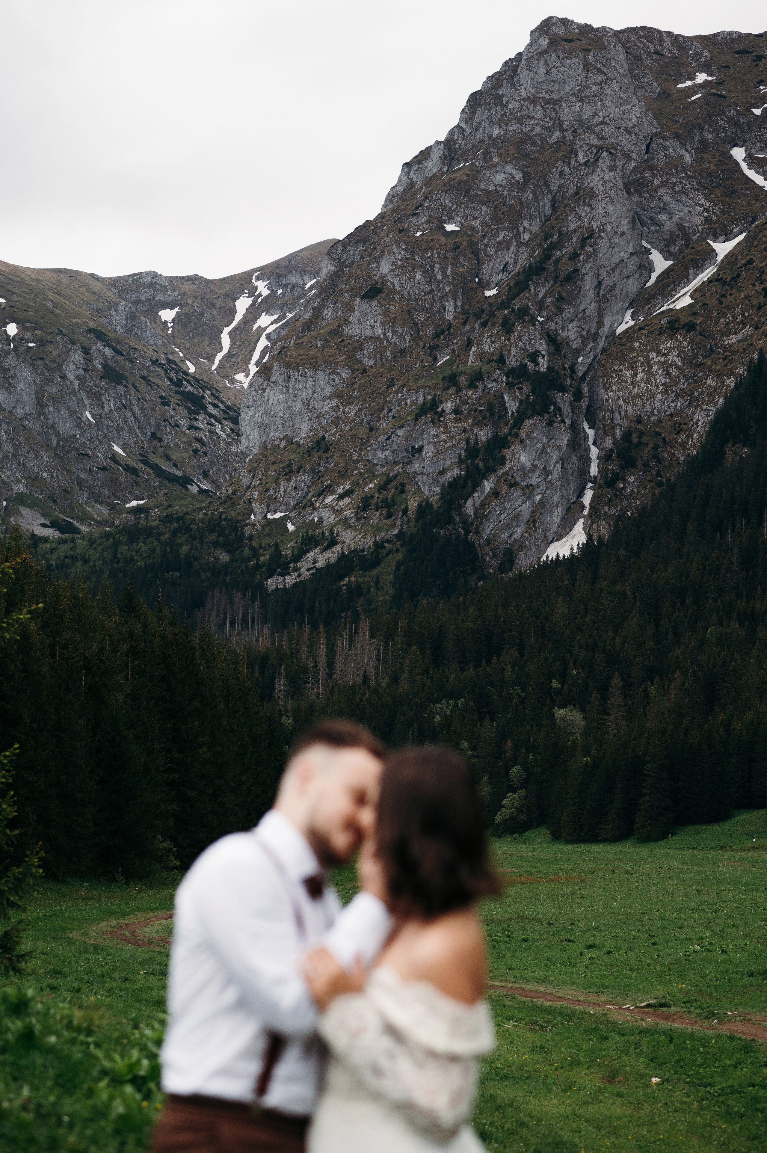 Hochzeitsfotoshooting in den Bergen | Natürliche & Romantische Hochzeitsbilder