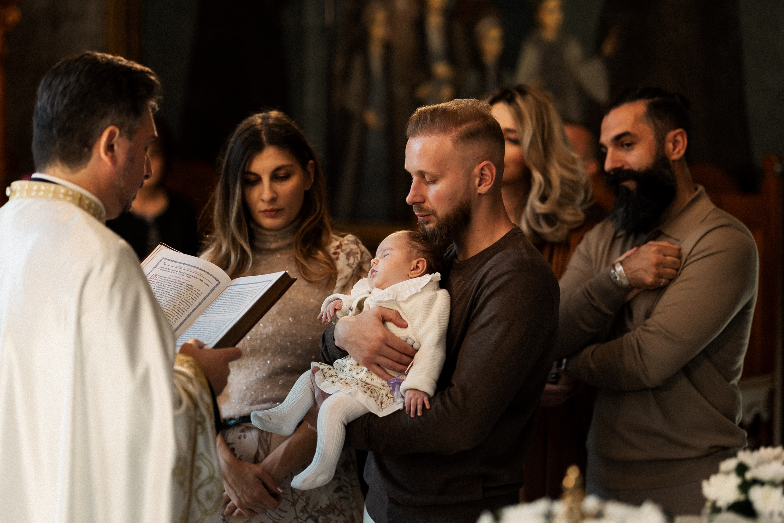  foto de botez în biserică, capturând emoții și momente speciale din ziua evenimentului