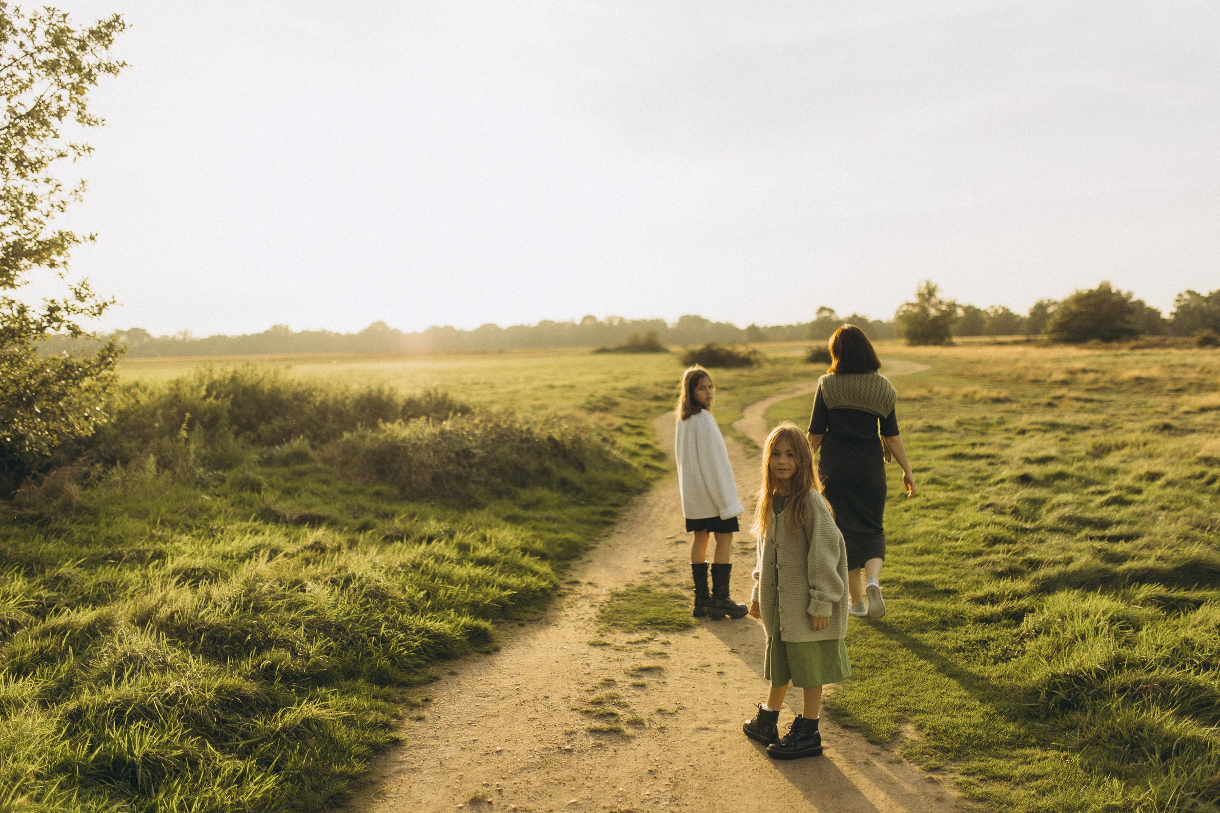 Mama und ihre zwei bezaubernden Töchter in einer familiären Fotosession. Familien & Hochzeitfotografin Nadja Holzmann