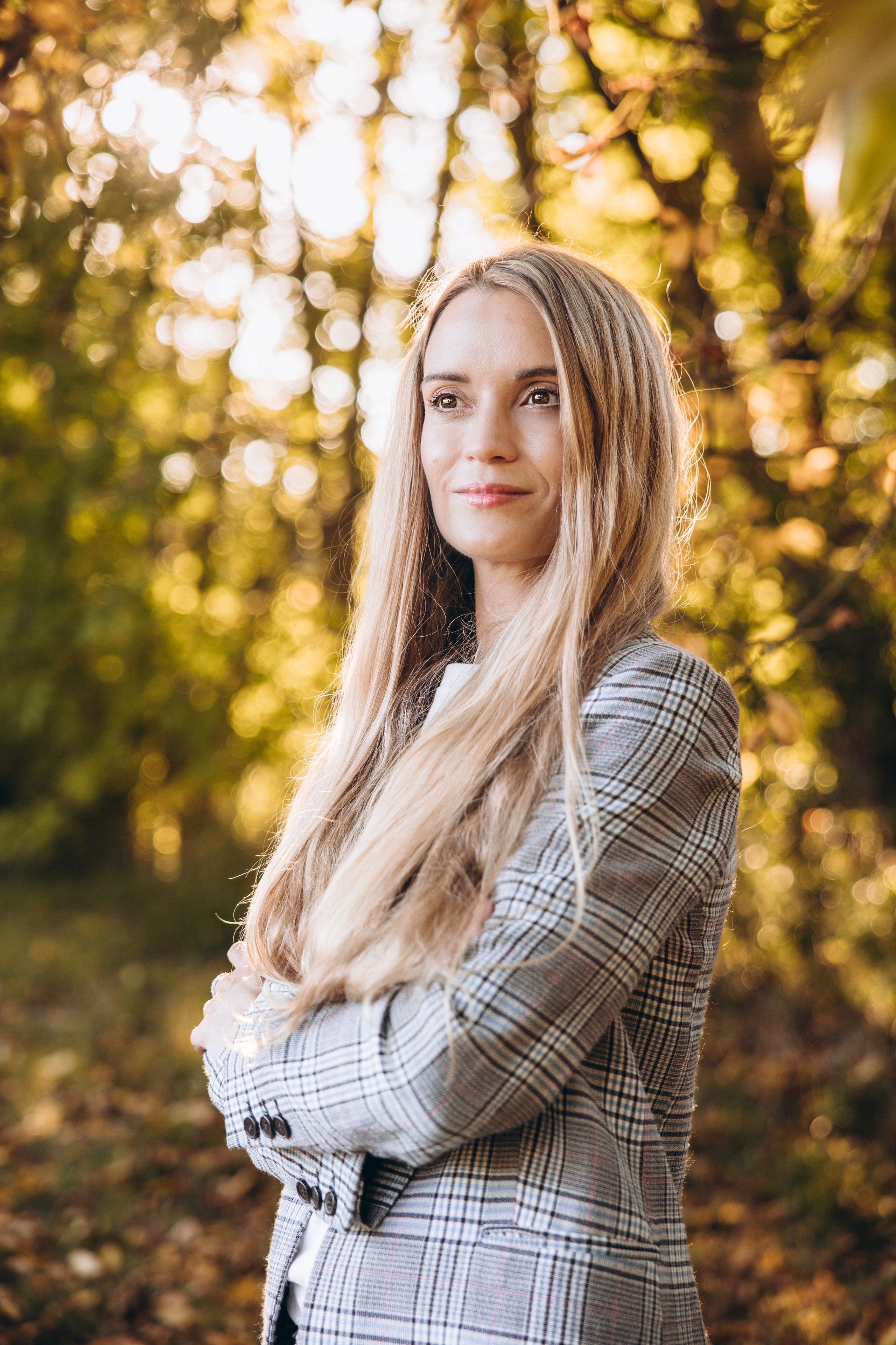 Autumn mother-son family photoshoot in Toulouse. Eugenie Smirnova — wedding, corporate and lifestyle photographer in Toulouse and Southwest France