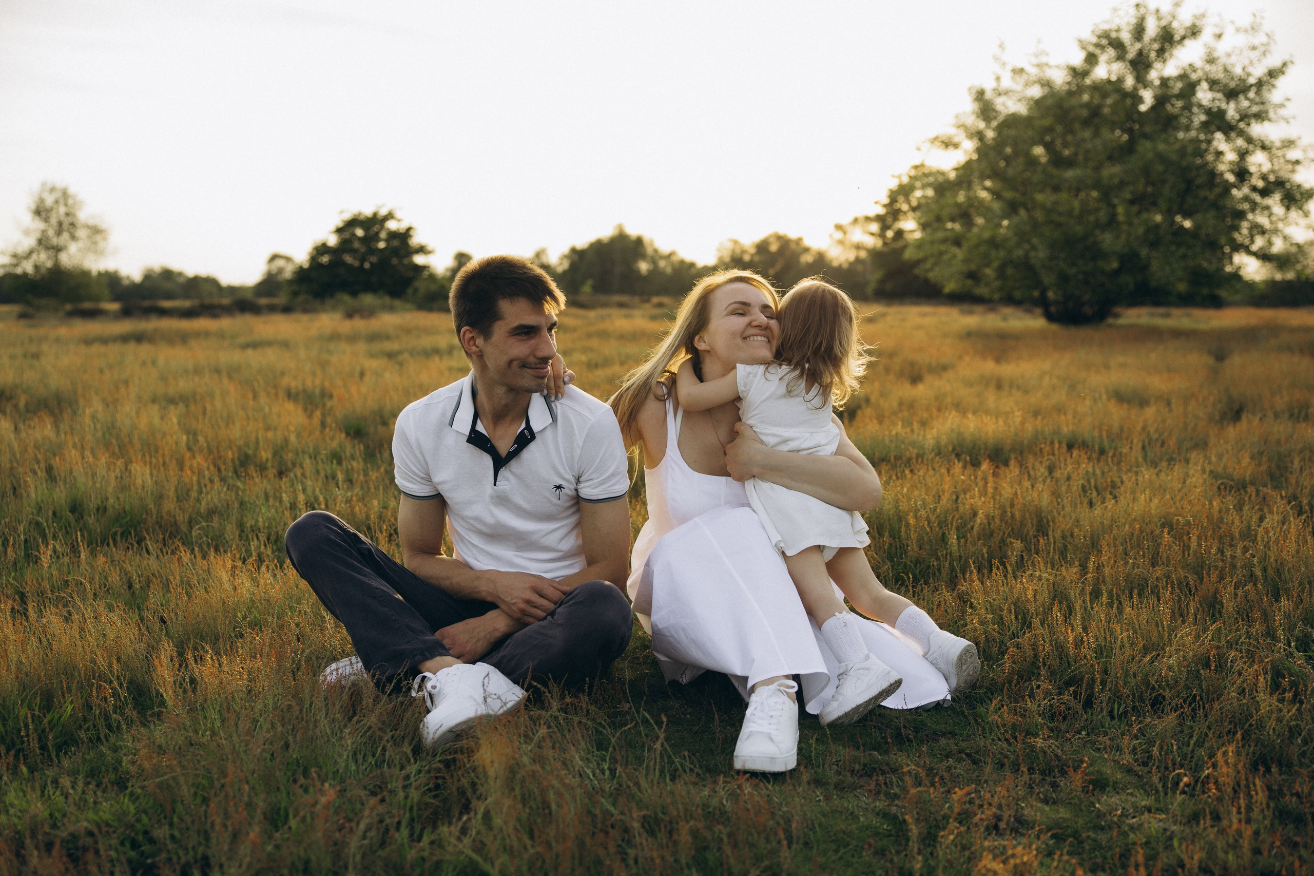 Familienshooting bei Sonnenuntergang. Familien & Hochzeitfotografin Nadja Holzmann