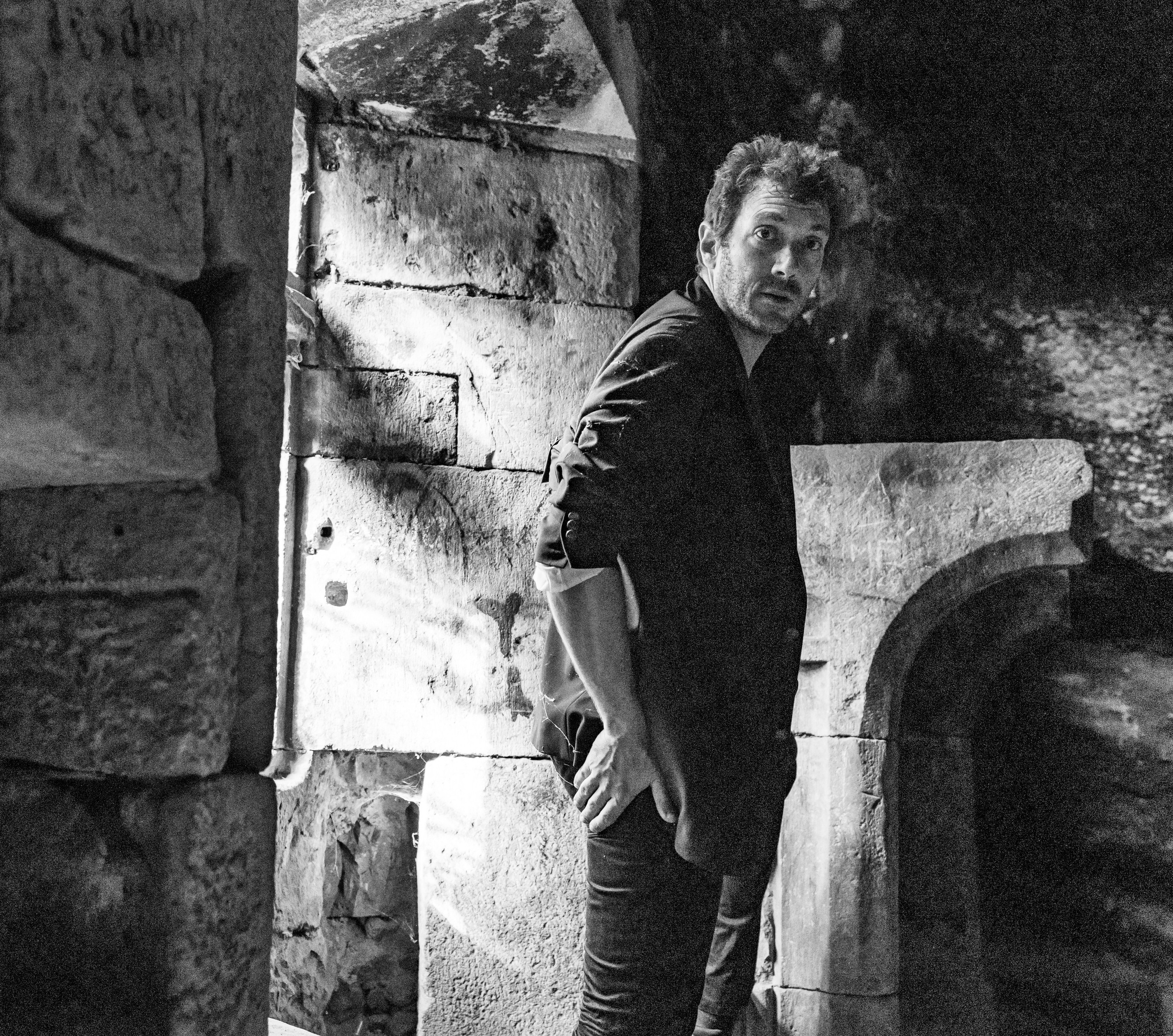 Portrait du portfolio d’un acteur Avignon Provence France. Histoires d’amour, séances photos de famille et de mariage en France