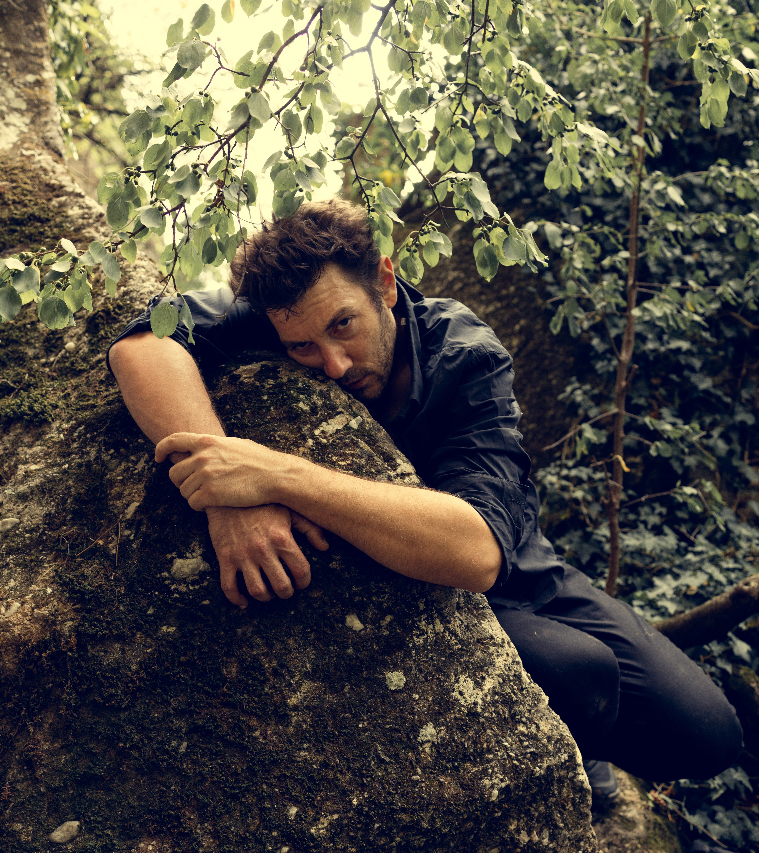 Portrait du portfolio d’un acteur Avignon Provence France. Histoires d’amour, séances photos de famille et de mariage en France
