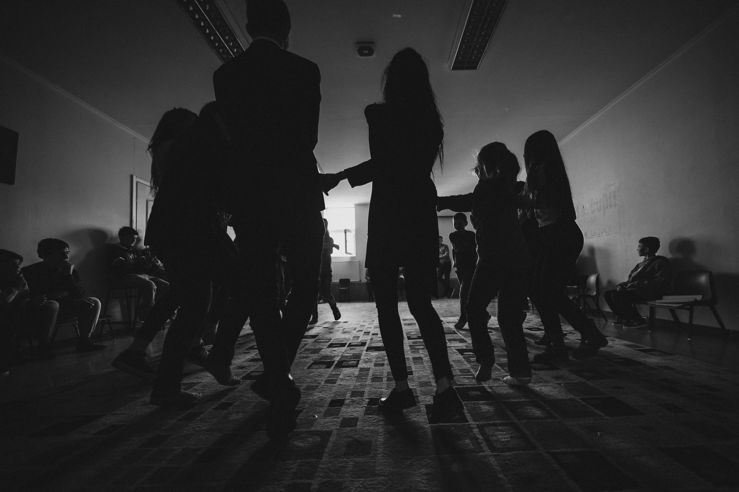  социальная фотография Детский дом круг танцующих детей держащихся за руки