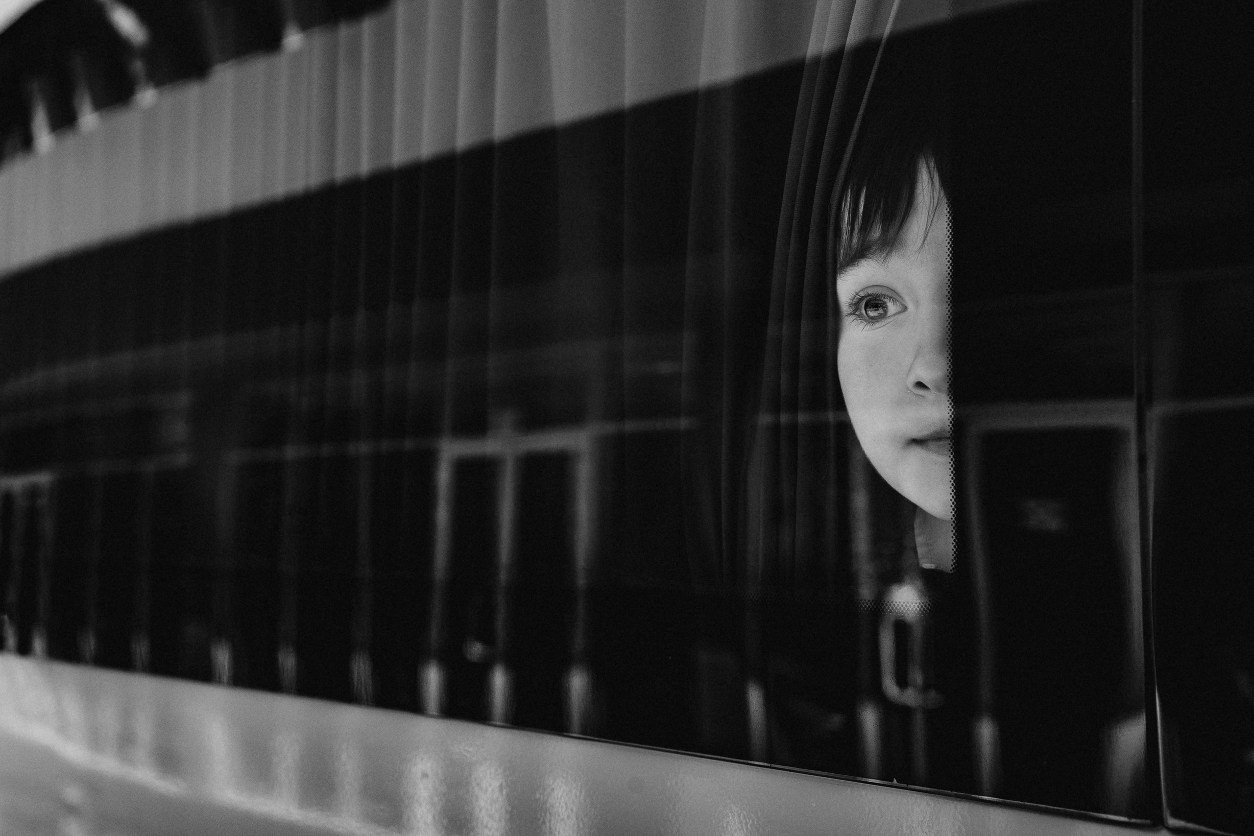 чёрно-белая  социальная фотография  «Доброе сердце» взгляд мальчика через стекло отражение глаза