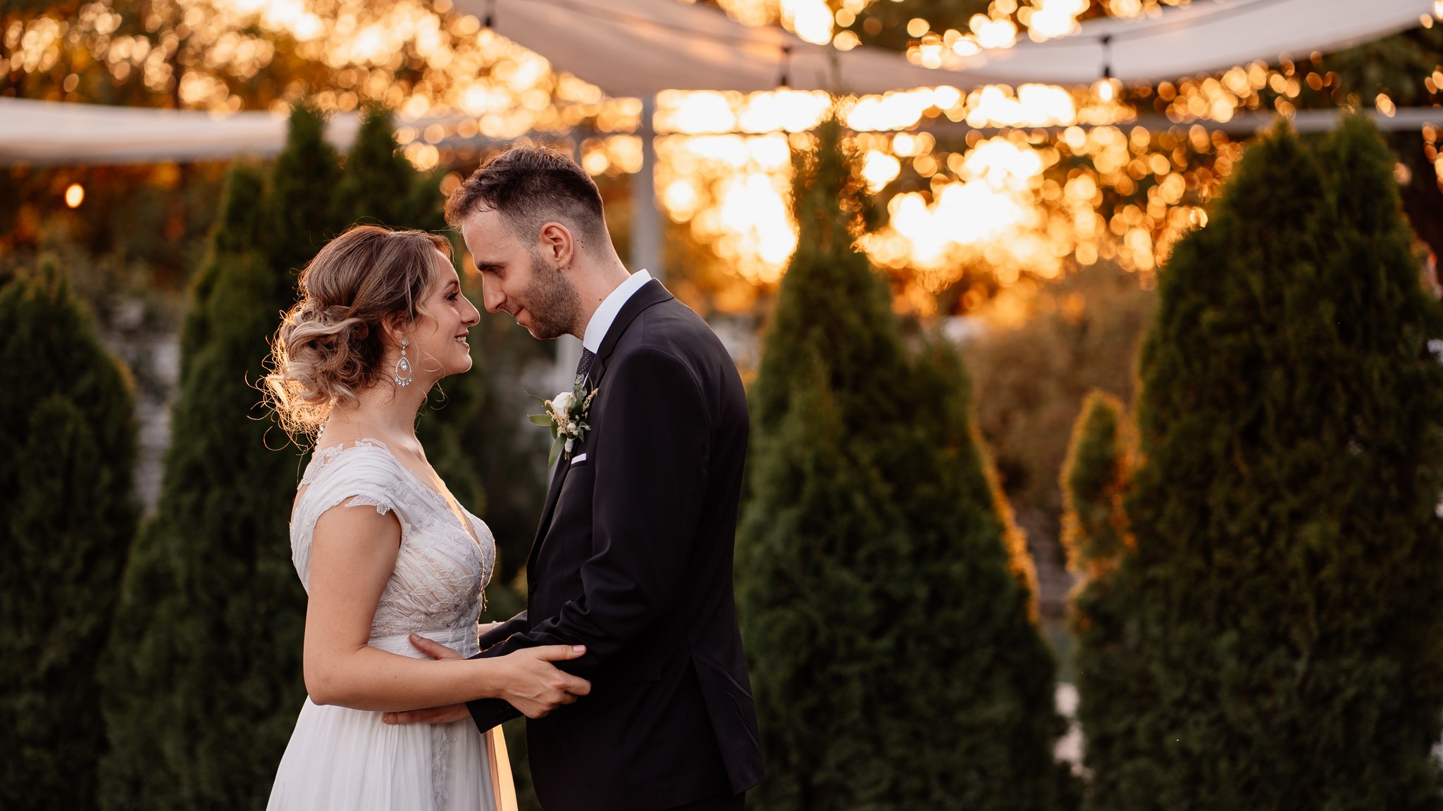 Moment emoționant între miri în ziua nunții, surprins într-un cadru natural și romantic, la Conacul din Livada. Fotografie de nuntă profesională, editată artistic pentru a evidenția emoția și eleganța evenimentului.