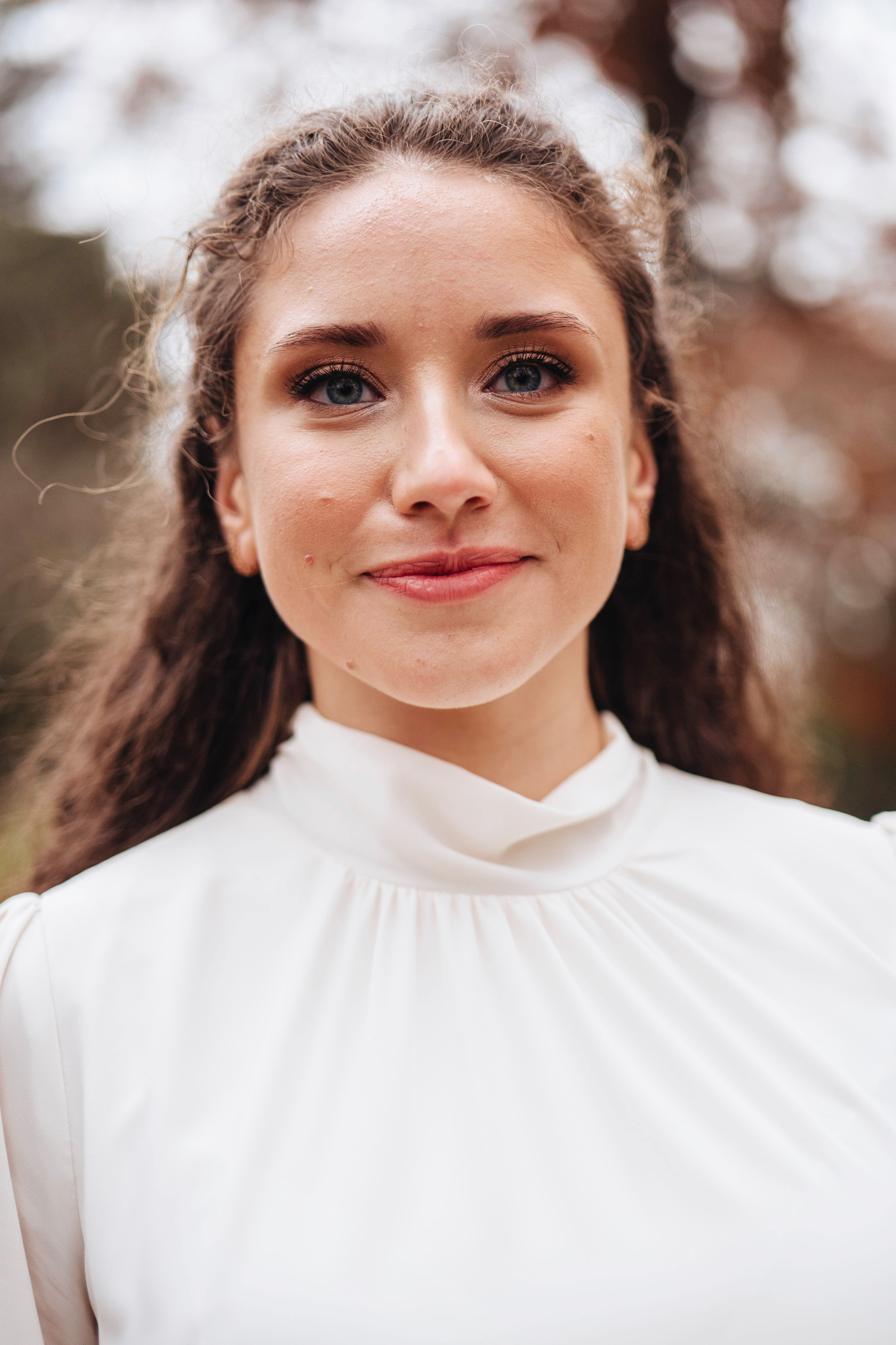 Closeup of a beautiful bride in the park