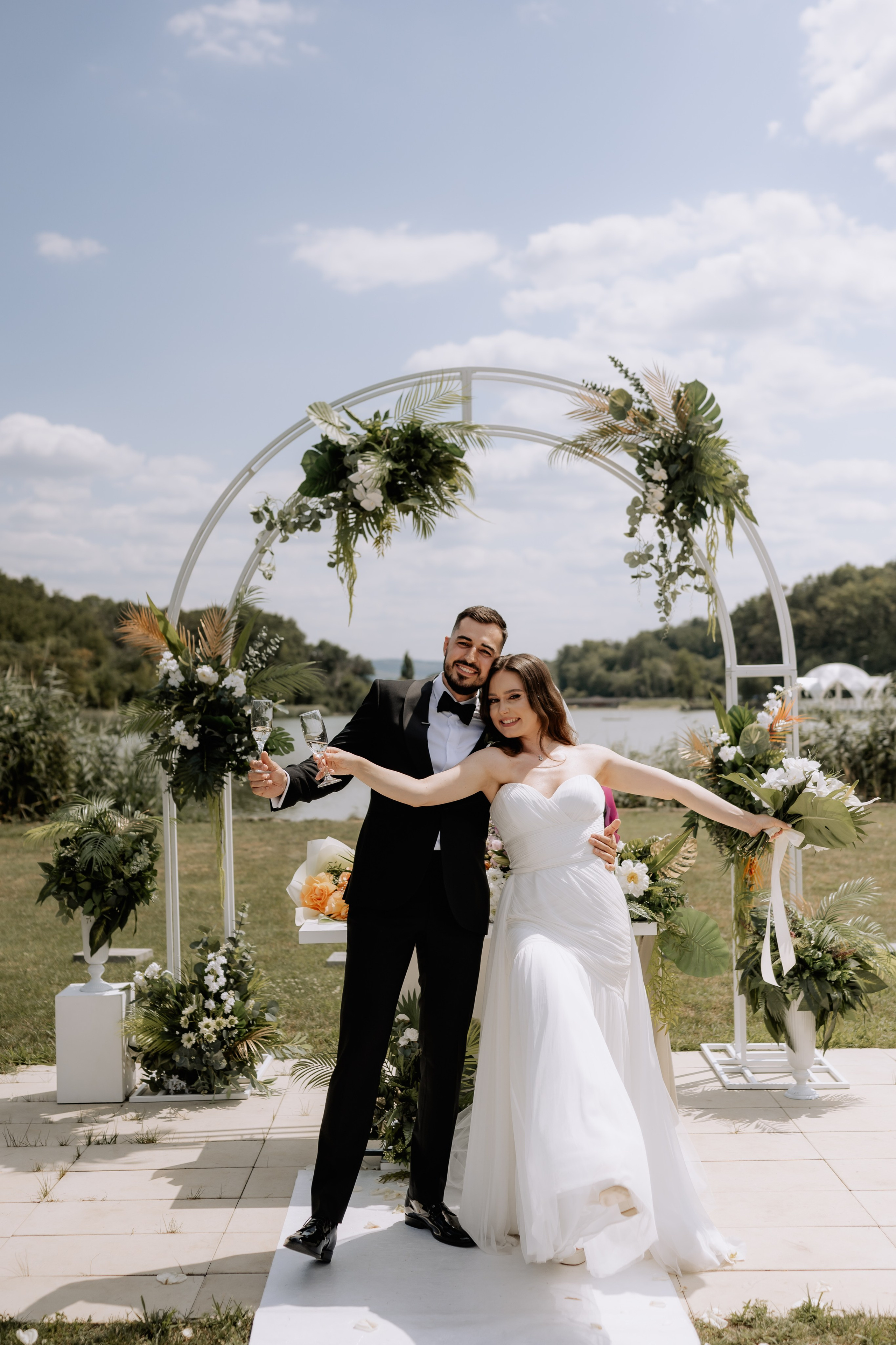 Cununie civila in aer liber , artificii de zi colorate , decor nunta , nunta la Hotel Traian. Proud Vision Weddings | Wedding Photography & Film — Servicii profesionale Foto Video Nunta Iasi