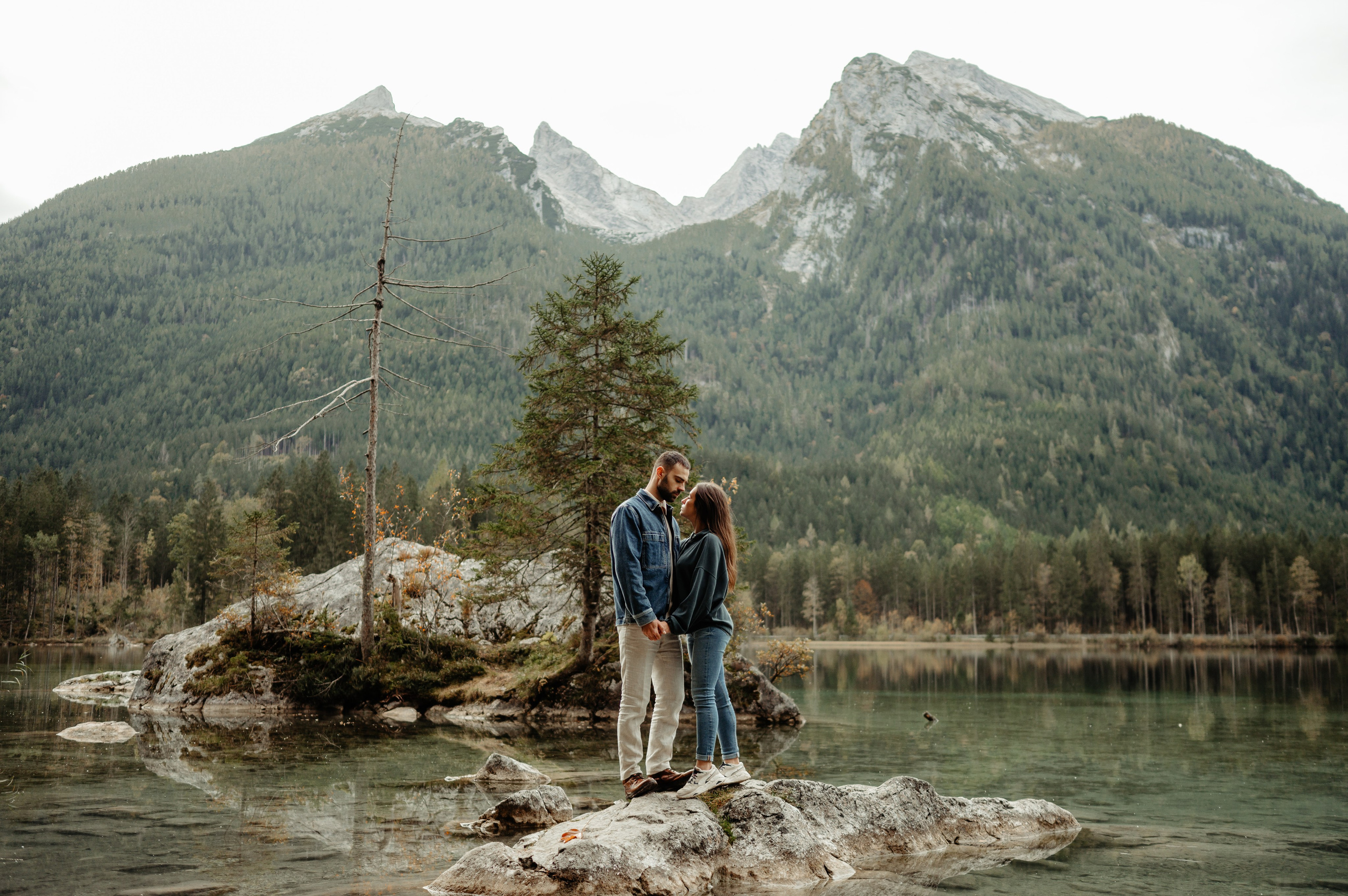 Denis Hanganu din Clanul si sotia lui Raluca, in Hintersee Austria. Proud Vision Weddings | Wedding Photography & Film — Servicii profesionale Foto Video Nunta Iasi