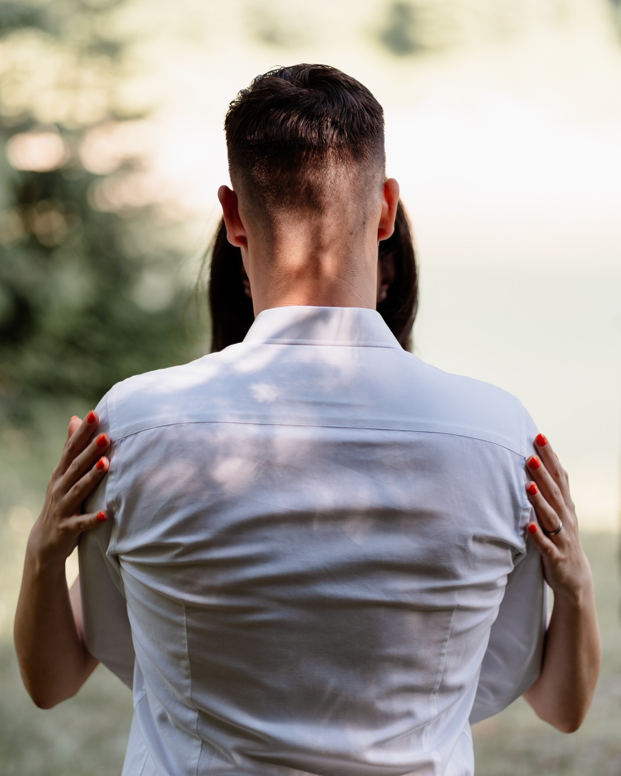 Moment emoționant între miri în ziua nunții, surprins într-un cadru natural și romantic, la Lacul Bolboci. Fotografie de nuntă profesională, editată artistic pentru a evidenția emoția și eleganța evenimentului.