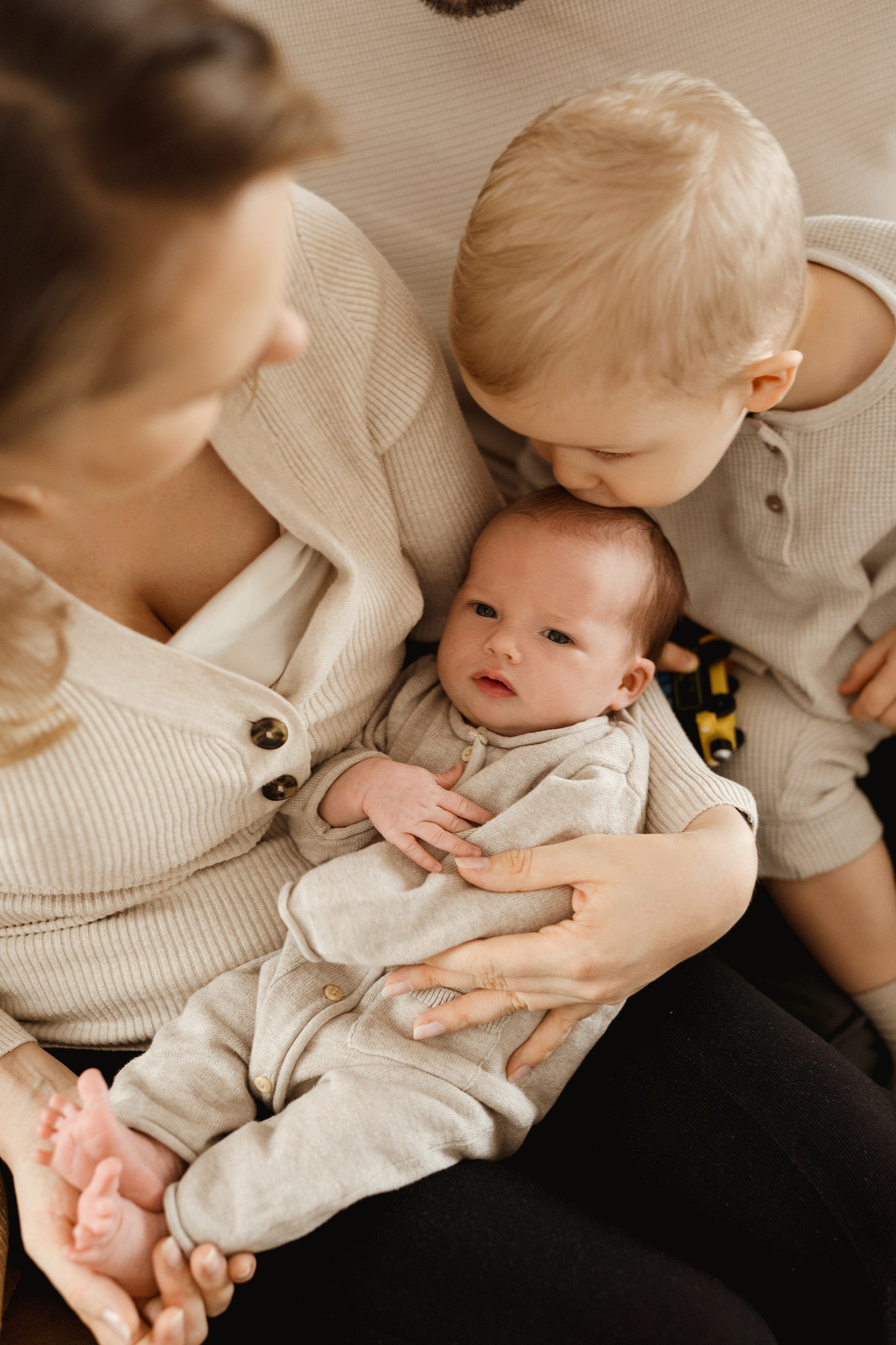 Sesja noworodkowa w domu. Fotograf Łódź - sesja ciążowa, noworodkowa, dziecięca. Studio w Łodzi