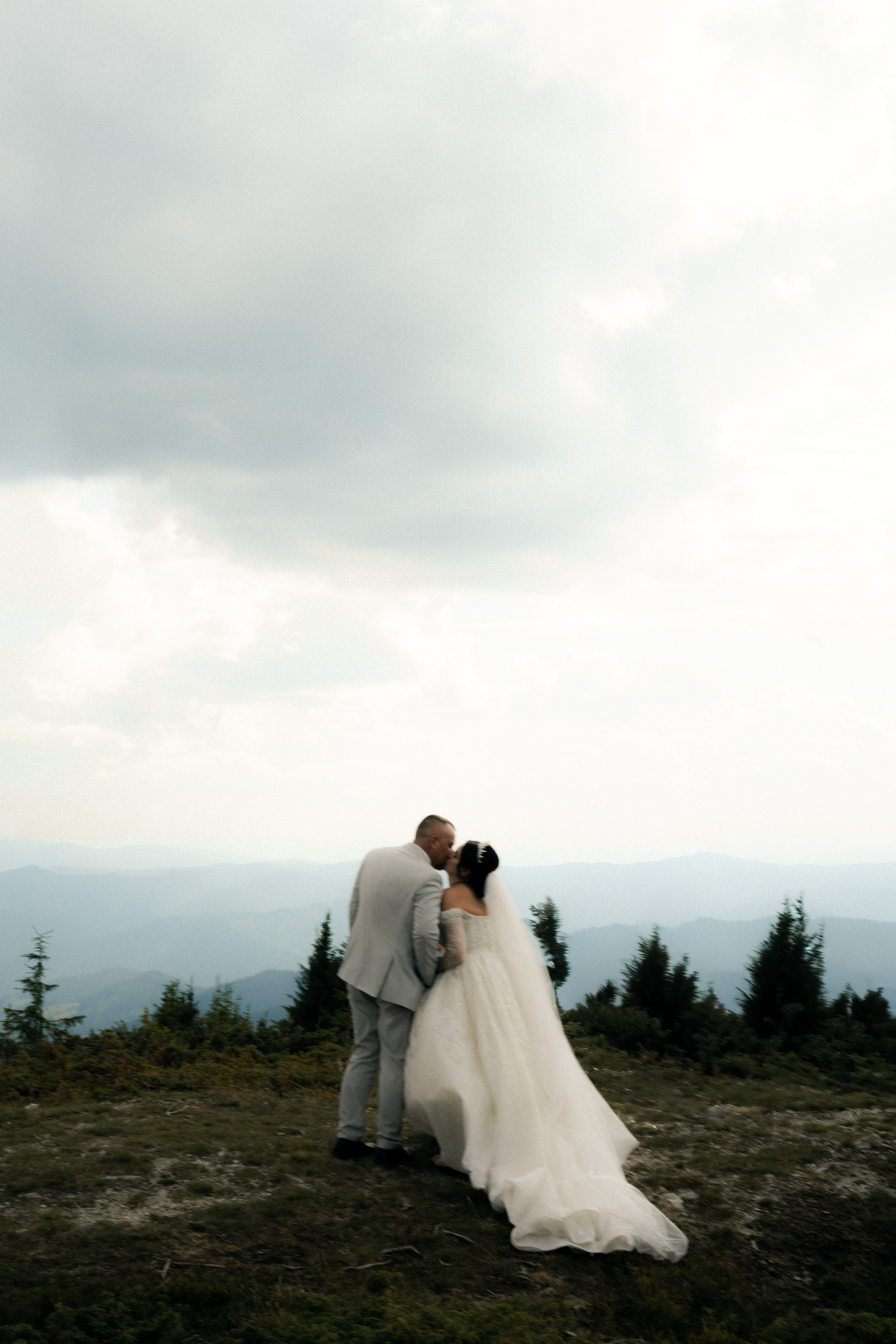 Documentary Weddings. Adrian Aioanei — Fotograf profesionist de nuntă în Iași, Suceava și București. Specializat în evenimente, portrete și fine art