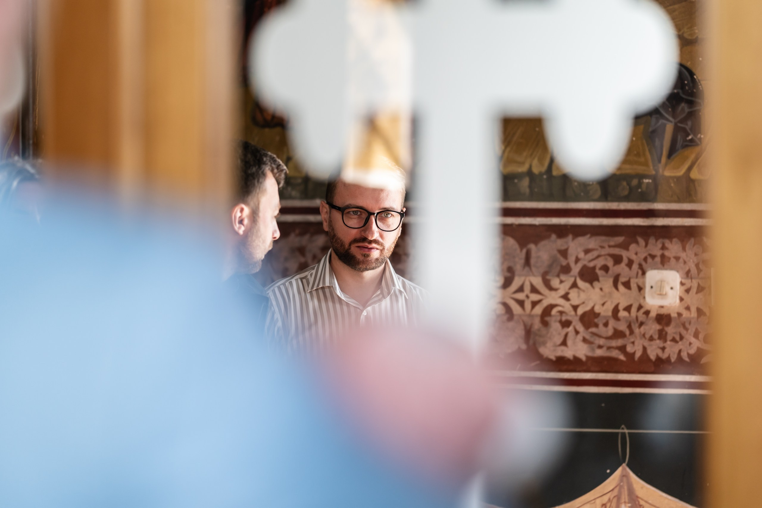 fotograf botez , fotografie botez Botoșani, fotograf Alin Chirilă, amintiri botez, fotografii botez, botez Miruna Parascheva, fotograf copii, fotografie botez în Botoșani-alt="botez , fotografie botez Alin Chirilă, amintiri botez, fotografii emoționante botez Botoșani"-- fotografii-botez-bebelus- amintiri-botez-micuț- moment-sfânt-crestinare- fotografie-emotionanta-botez- detalii-botez-bebelusi- parinti-fericiti-la-botez- fotograf-botez-profesionist- botez-in-biserica-ortodoxa- micuț-botezat-cu-emoție- zâmbete-și-lacrimi-la-botez- bebeluș-la-cristelniță- decor-botez-colorat- botez-cu-dragoste-și-credință- emotie-pura-la-botez- fotograf-botez-botosani- botez-iasi-suceava-fotograf- amintiri-nepretuite-botez-- Preotul ținându-l pe micuțul Mathias Gabriel la botez, în biserica Înălțarea Domnului, Copălău  - Detalii de la botezul lui Mathias – lumânare, trusou și icoană  - Familia lui Mathias Gabriel alături de micuț, în ziua botezului  - Portret emoționant cu mama și bebelușul în brațe, în biserică,fotograf profesionist evenimente Botoșani, Iași, Suceava, Fălticeni, Bacău, Pașcani, Roman - AlinoFotoStudio by Alin Chirilă - servicii foto nuntă, botez, cununie, ședințe foto creative, albume personalizate, fotografii emoționante și calitative pentru cele mai importante momente din viață,fotograf nuntă Botoșani Alin Chirilă,  ședință foto botez Iași - AlinoFotoStudio,  servicii fotograf profesionist evenimente Suceava,  fotograf cununie civilă Fălticeni - Alin Chirilă,  album foto nuntă personalizat Bacău.“Bebeluș botezat în biserică, ținut în brațe de nași”	•	“Detaliu cu lumânarea de botez decorată cu flori albe”	•	“Părinți emoționați alături de copilul lor la ceremonia de botez”	•	“Masa festivă de botez cu decor tematic și tort personalizat”	•	“Momentul în care preotul toarnă apă sfințită pe fruntea bebelușului”	“Bebeluș în rochie albă de botez, zâmbind în brațele mamei”	•	“Detaliu cu cruciulița de botez așezată pe o pernă de satin”	•	“Părinți și nași aprinzând lumânările în timpul ceremoniei de botez”	•	“Tort de botez decorat cu figurine tematice și numele copilului”	•	“Copil botezat dormind liniștit în pătuțul decorat festiv”	•	“Momentul în care preotul binecuvântează copilul în fața altarului”	•	“Invitați adunându-se în jurul mesei festive la petrecerea de botez”	•	“Bebeluș ținând în mână o jucărie personalizată primită la botez”	•	“Familie fericită pozând împreună după ceremonia de botez”	•	“Decor tematic cu baloane și flori la locația petrecerii de botez” fotograf Botoșani fotograf evenimente fotograf botez Alin Chirila fotograf alinofotostudio.fotograf botez Amelis Maria, fotografie botez Botoșani, fotograf Alin Chirilă, amintiri botez, fotografii botez, botez Amelis Maria, fotograf copii, fotografie botez în Botoșani,