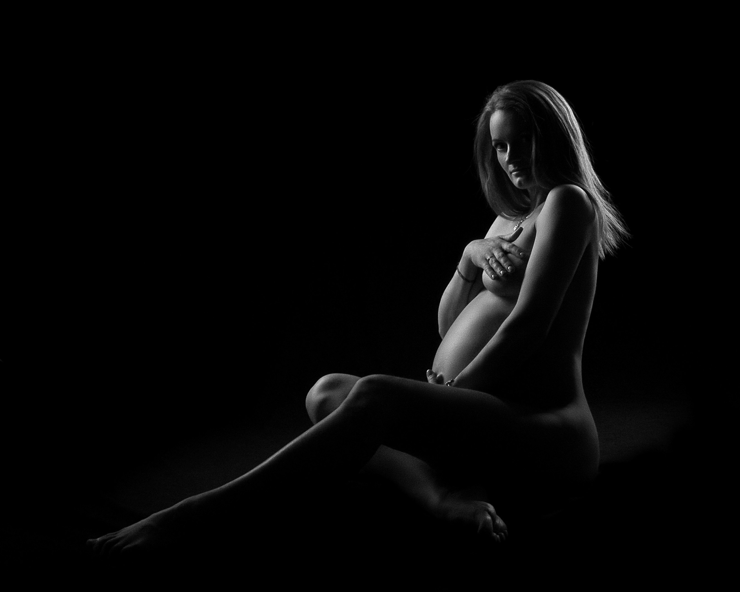 Anmutige Silhouette einer werdenden Mutter – Maria im stilvollen Schwangerschaftsporträt