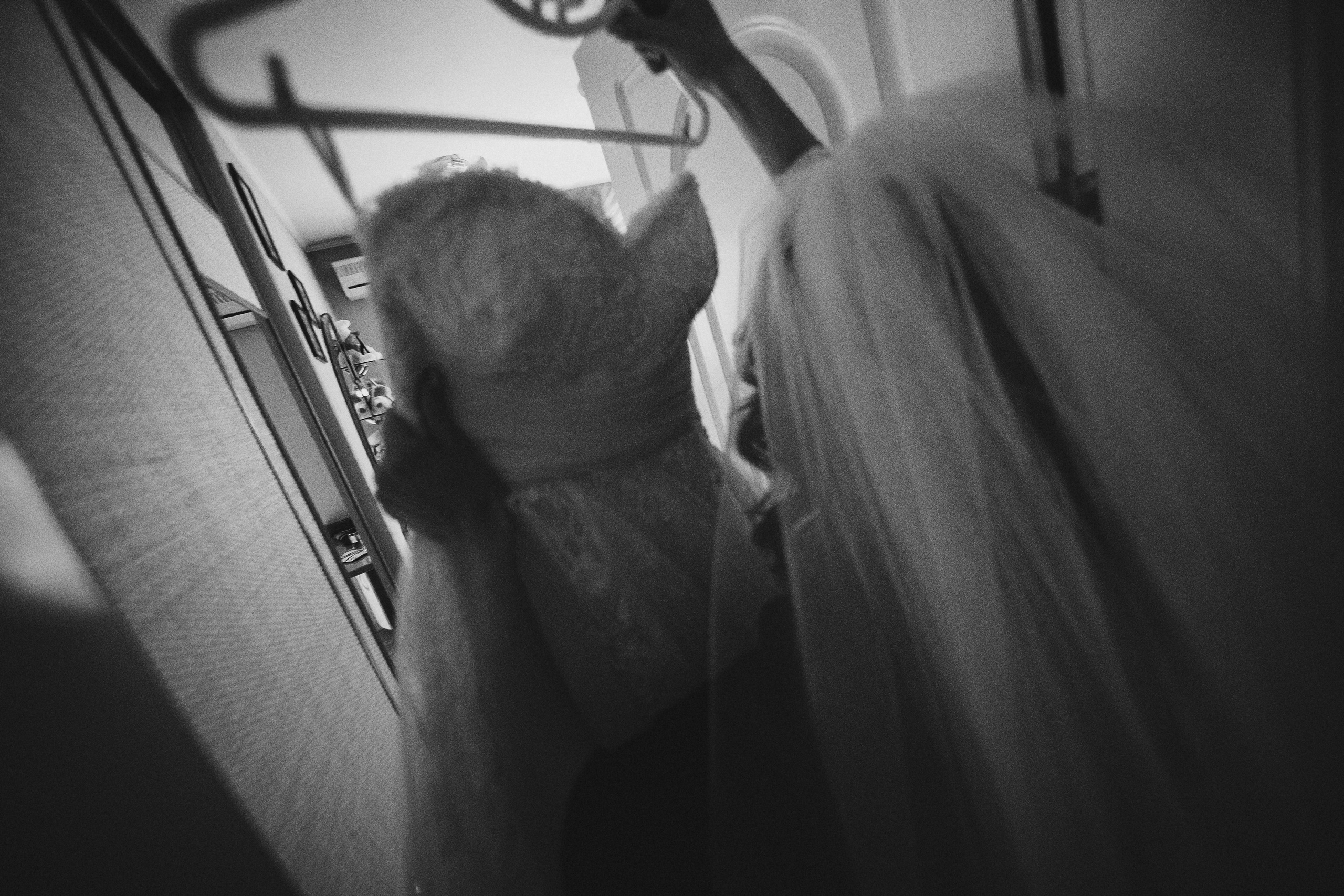 Фотограф в Ирландии чёрно-белая несет платье невеста свадебное утро Дублин