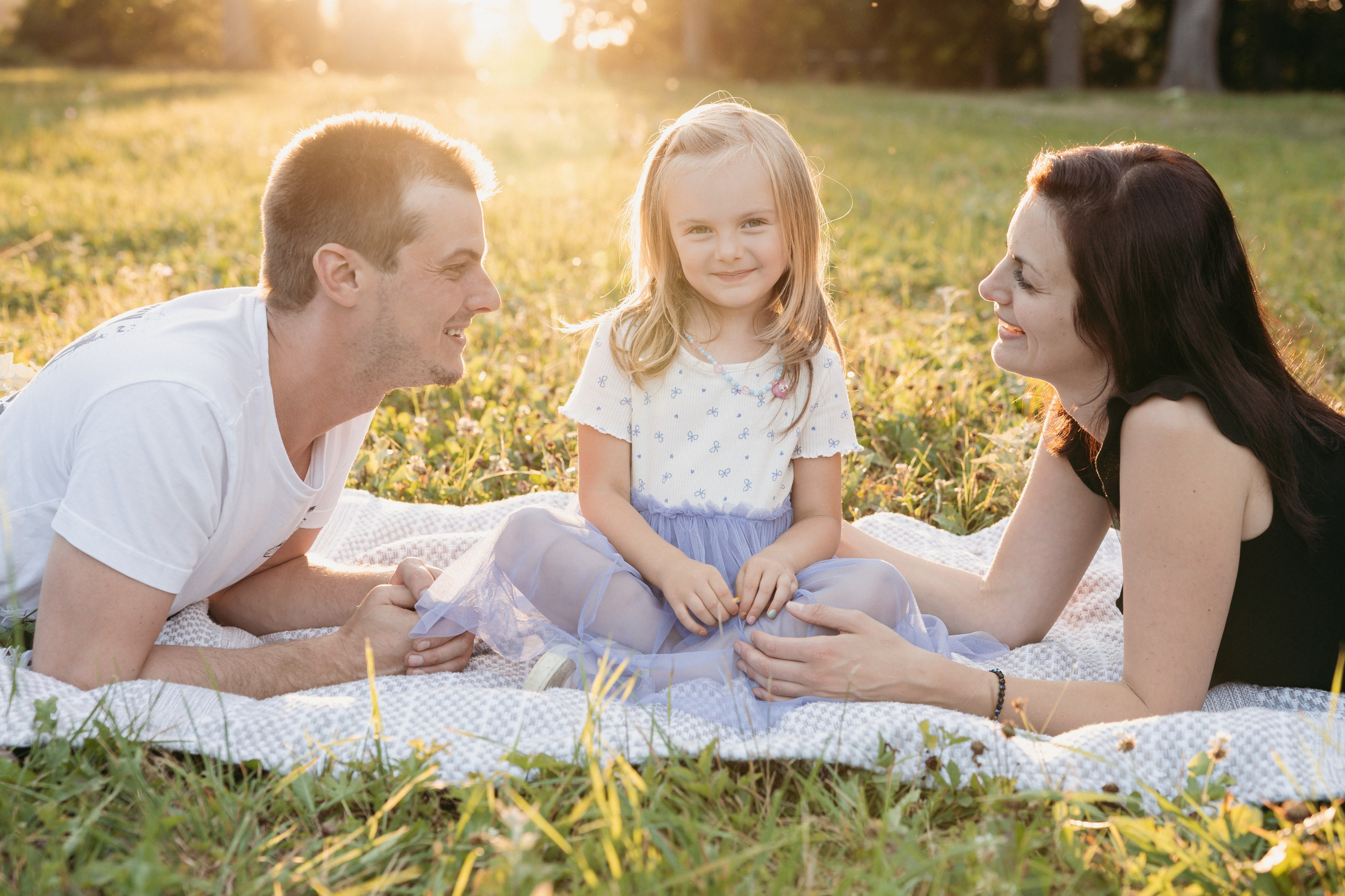 Family in the Park. Lifestyle and Family Photographer in Pisek Oxana Telupilova