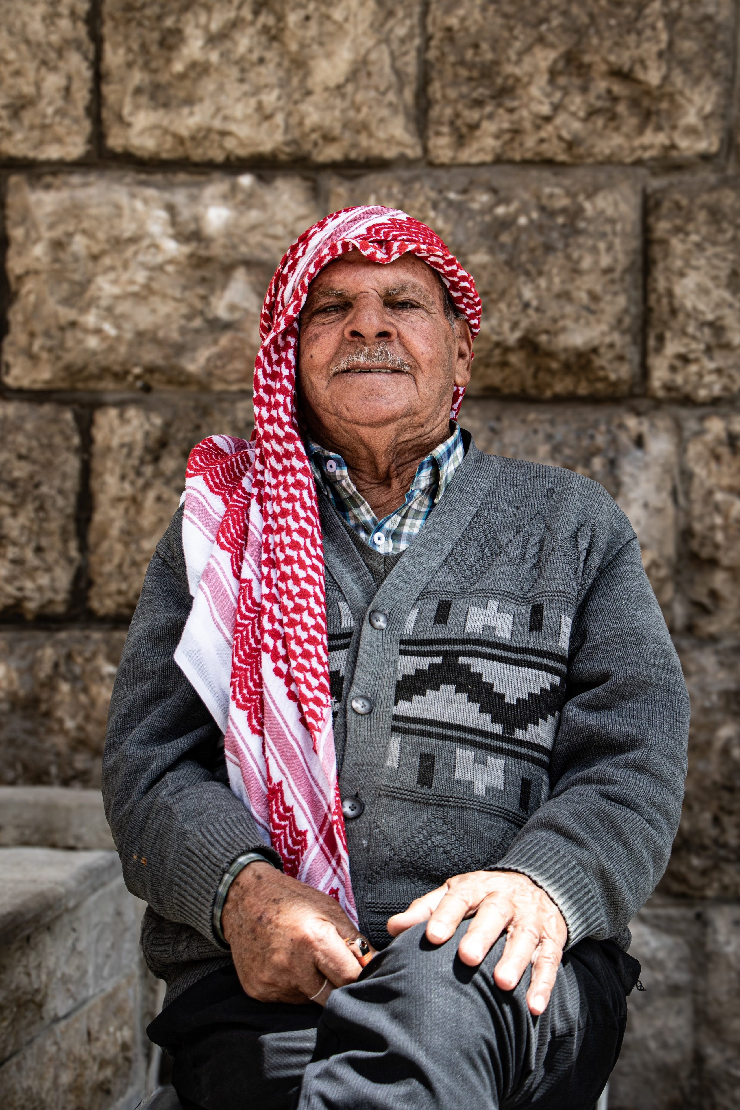 Portrait d’un habitant de Maaloula, un village majoritairement chrétien, dont les habitants ont résisté aux violences du conflit tout en préservant leur culture et leur patrimoine ancestral.