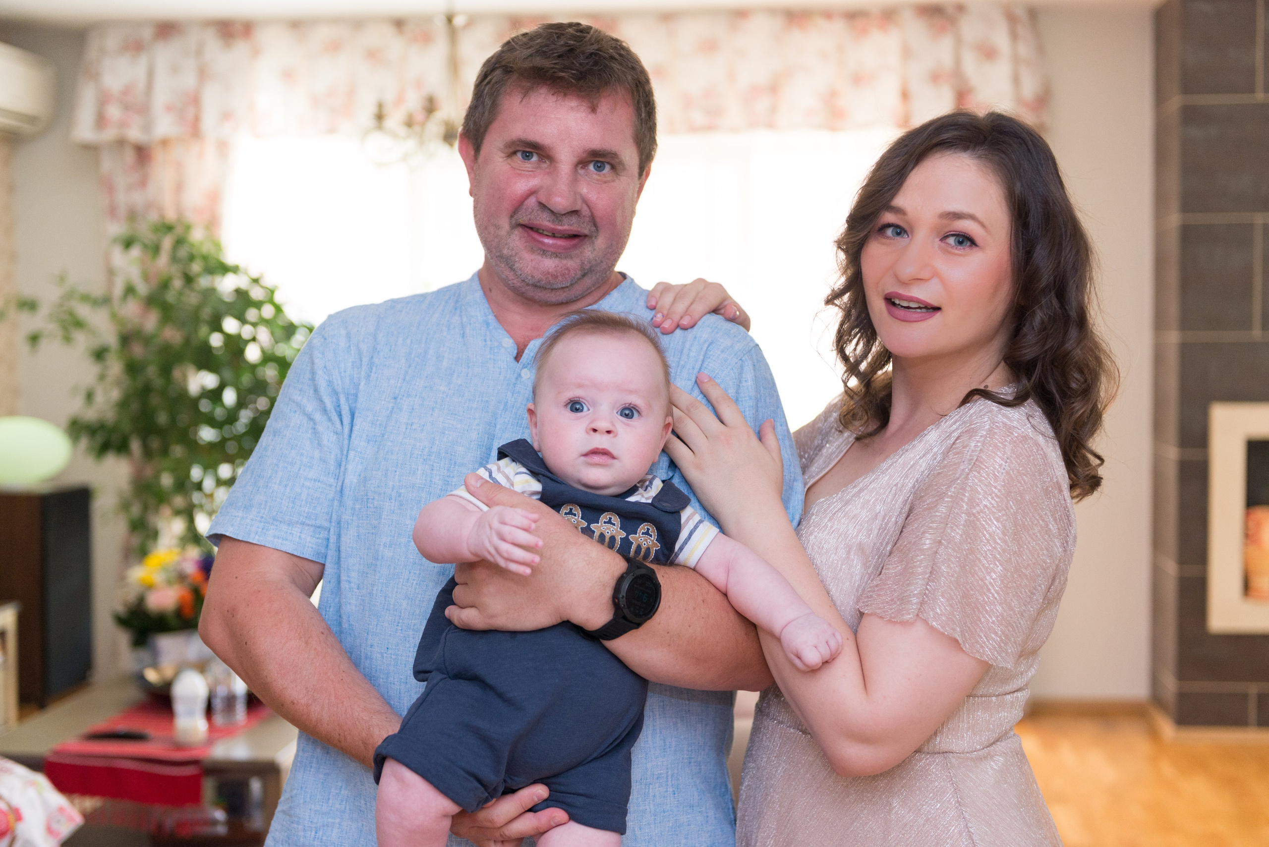 Fotograf botez, sedinta foto acasa, fotografii cu bebe, fotograf profesionist botez Bucuresti, sedinta foto de familie, sedinta foto cu bebe, fotografii la botez acasa, fotografii pregatiri bebe, botezul bebelusului, obiceiuri la botez, fotograf pentru botez, oferta foto botez, fotograf profesionist Bucuresti, botezul.