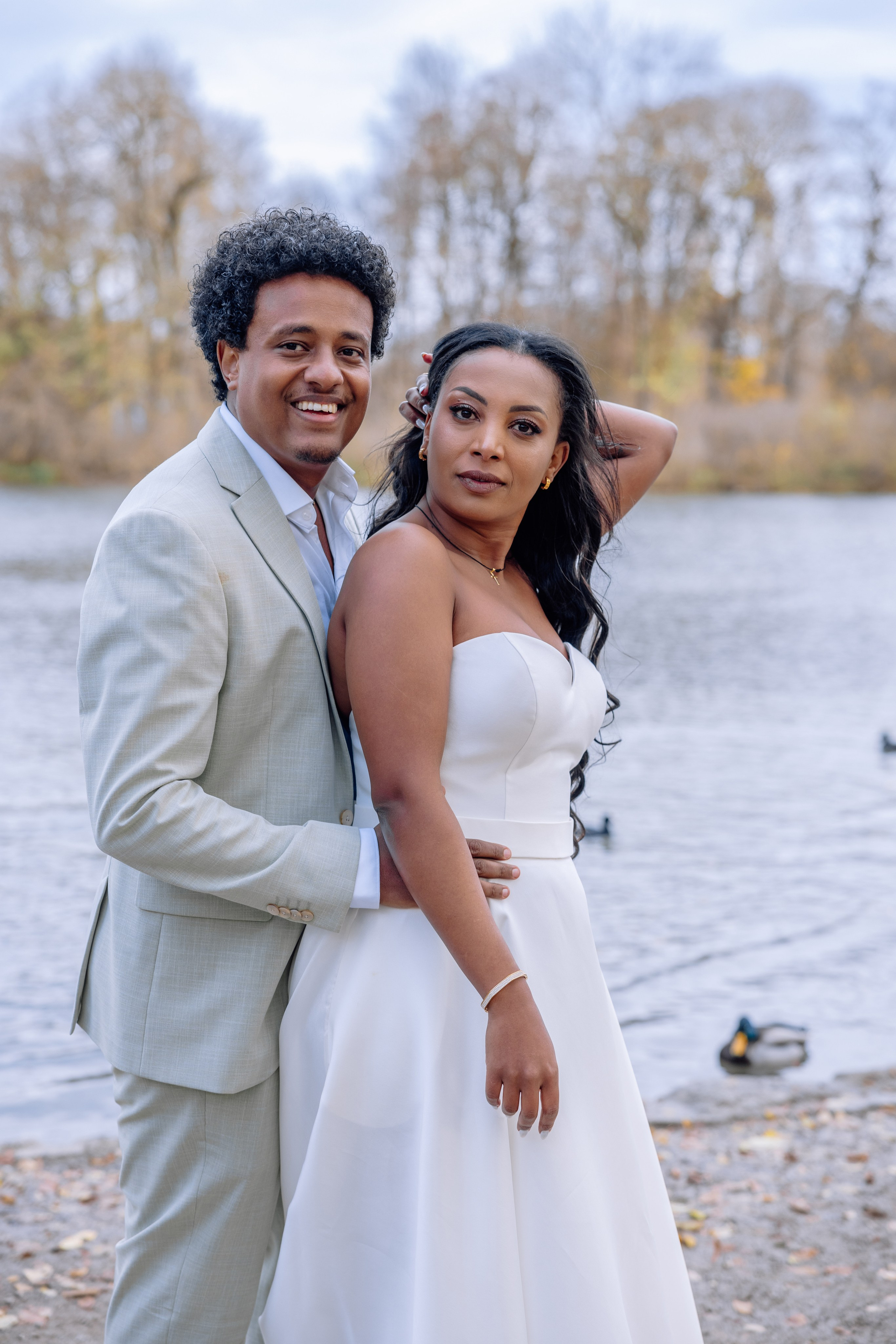 Romantische Szene im Englischen Garten – Braut und Bräutigam Hand in Hand nach Standesamt Schwabing