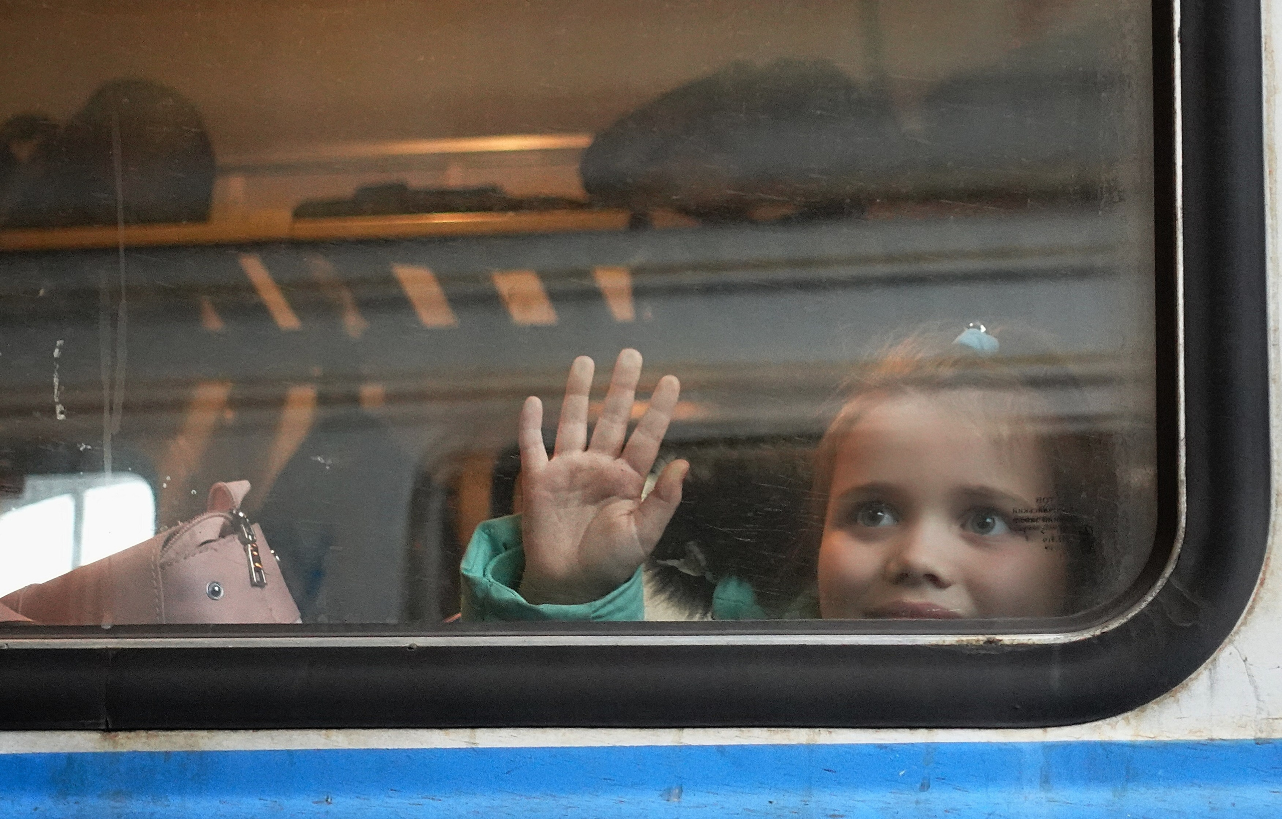Lviv (Ukraine) 18 mars 2022. Un dernier signe de la main avant un long voyage vers la Pologne. Les familles se séparent dans l’espoir de se retrouver.