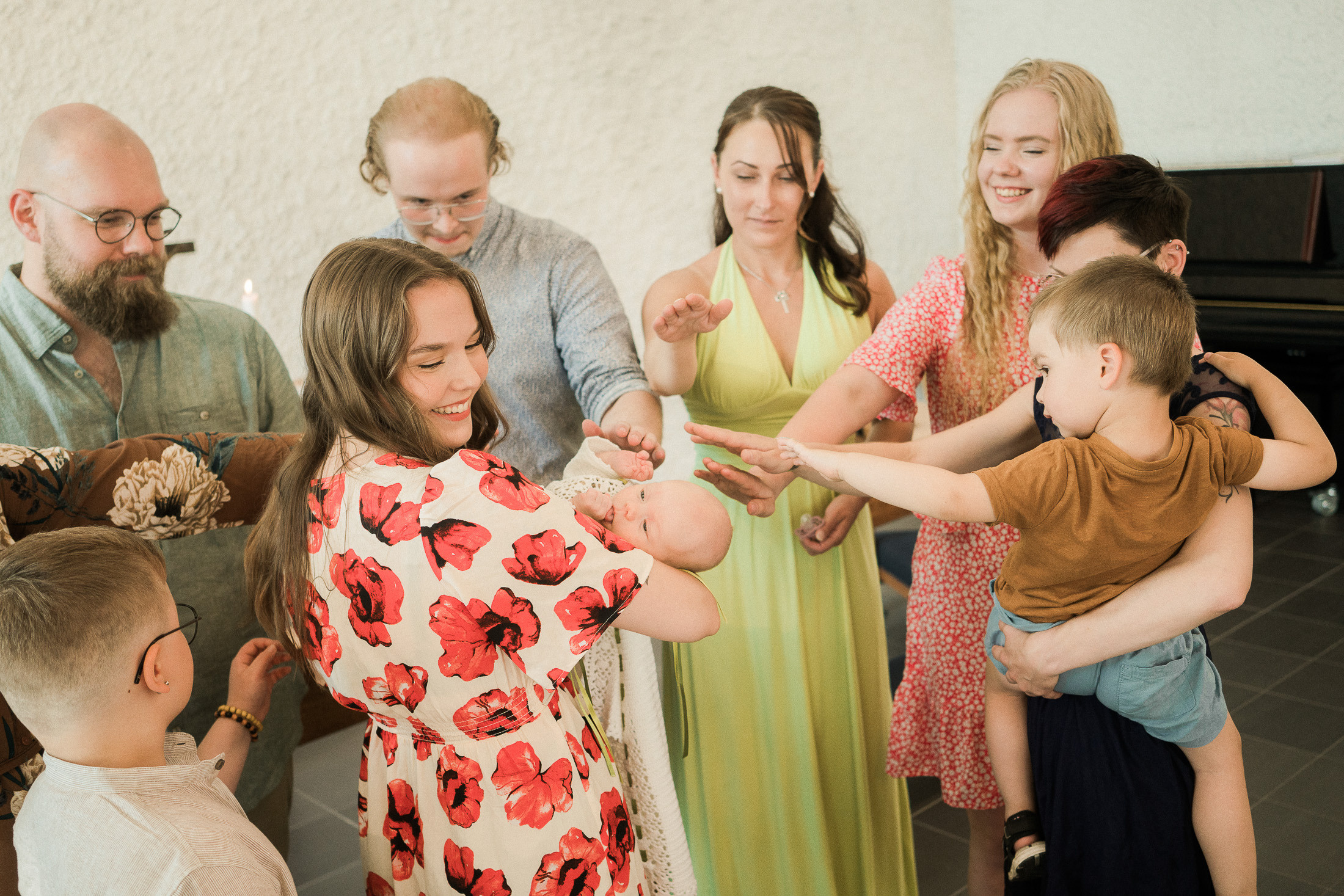 Ristiäisten kuvaus Helsingin Pitäjämäen kirkossa